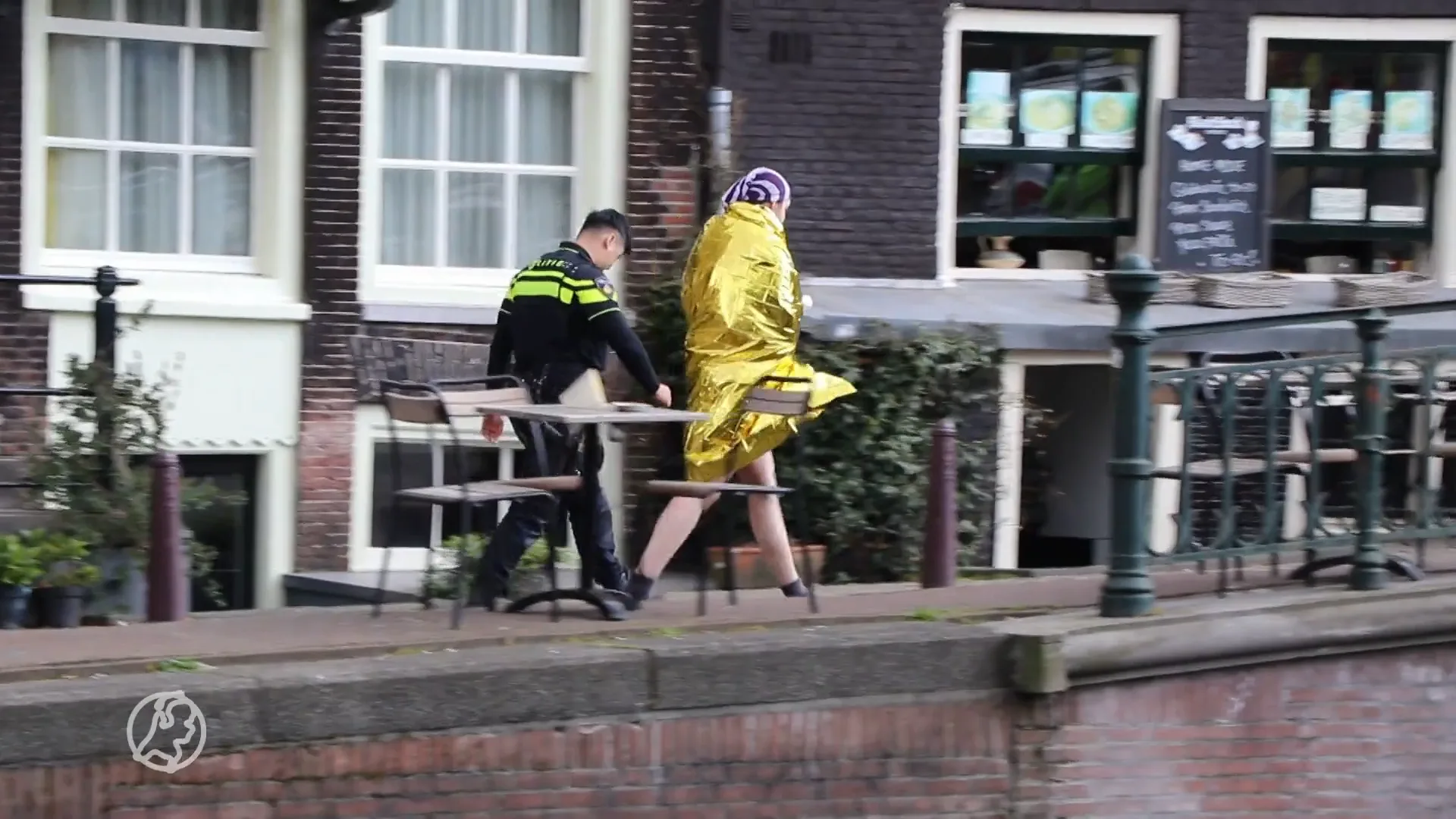 Ooggetuigen schrikken zich wild na grachtongeval: 'Toeristen waren paniekerig, aan het huilen en erg bang'