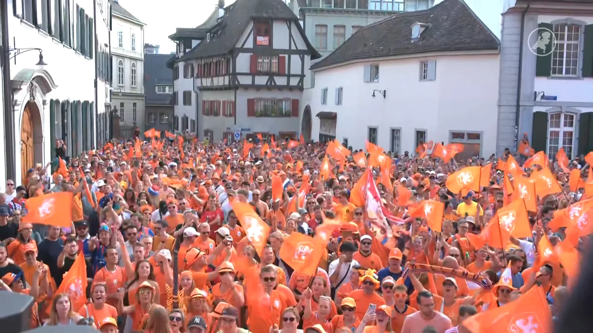 Oranjemars onderweg naar stadion Bazel voor Nederland - Frankrijk