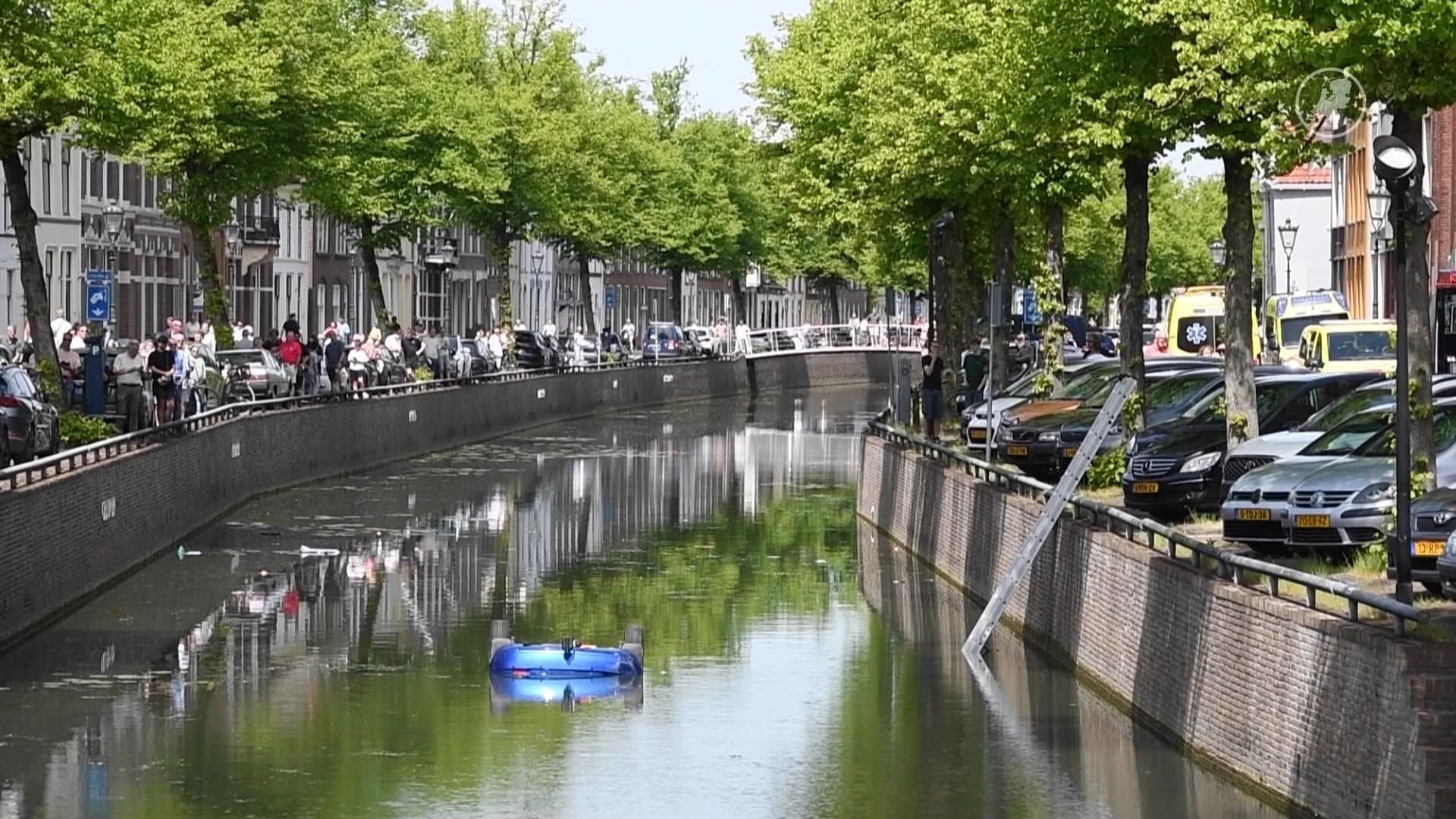 Auto belandt in stadsgracht Kampen: man overleden, vrouw naar ziekenhuis