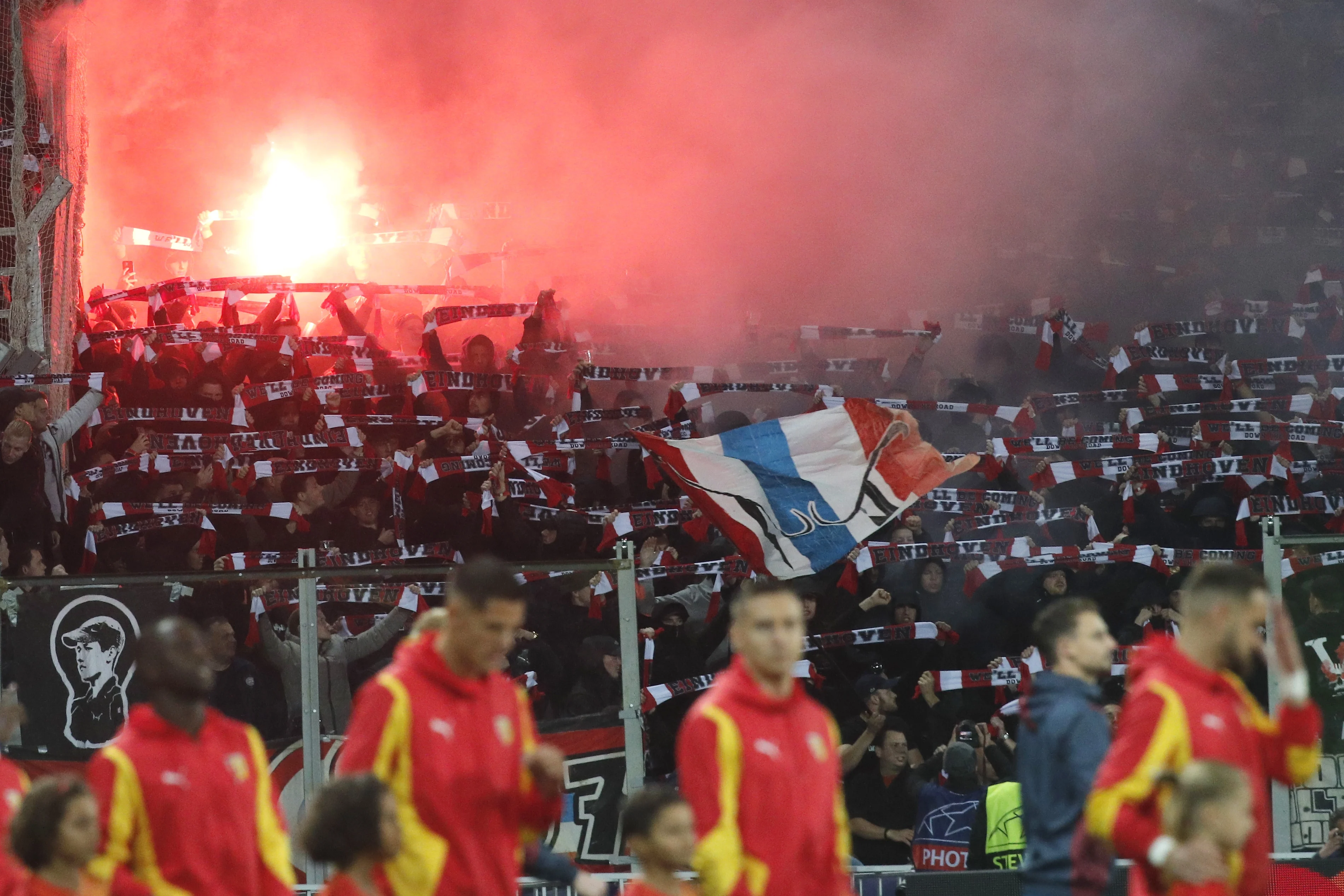 Rellen in aanloop naar Lens tegen PSV, politie zet traangas in