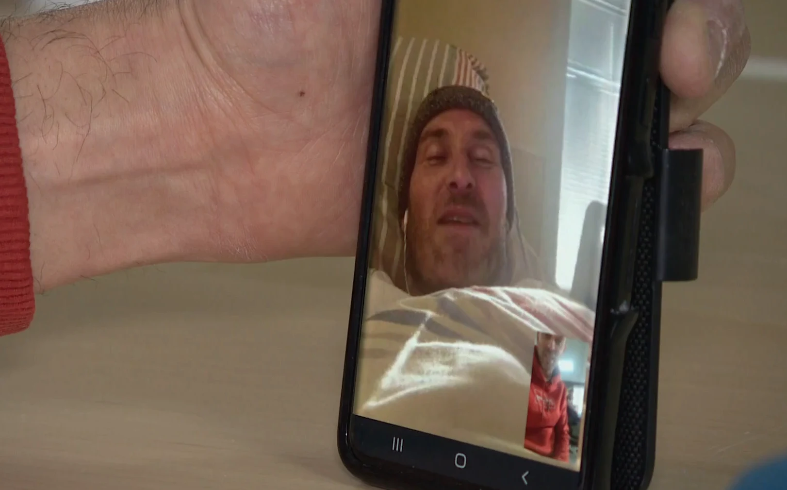 MS-patiënt Peter zit nog steeds vast in ziekenhuis Moskou: 'Vlak voor eindstreep ging het mis'