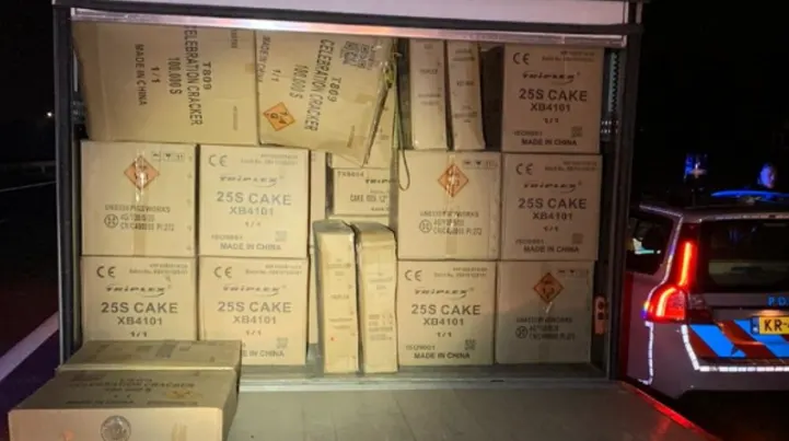 Vrachtwagen met pech blijkt rijdende vuurwerkopslag met bijna 5.000 kilo