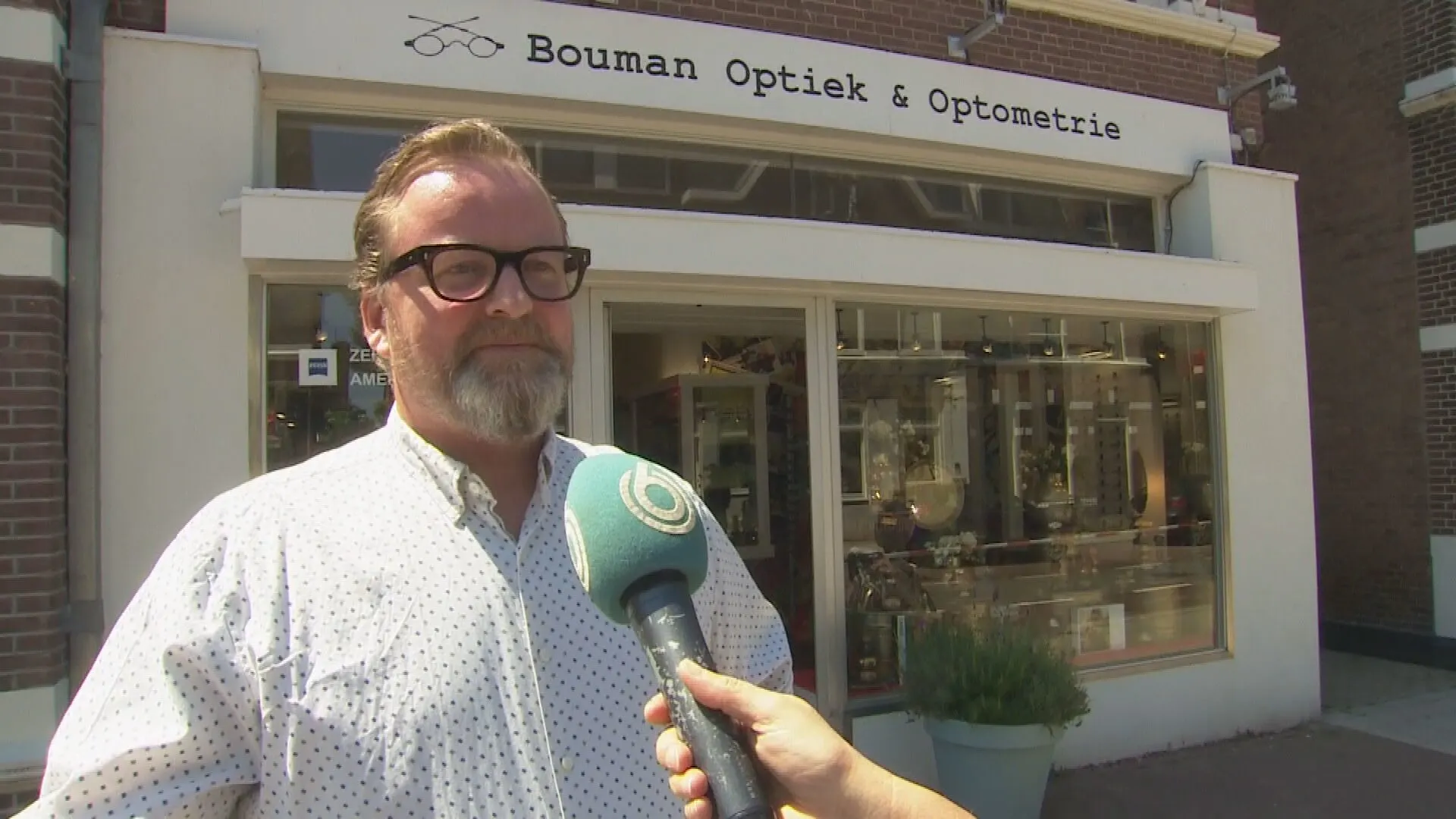 Mannen overvallen opticien Aart, maar zijn niet uit op zijn brillen