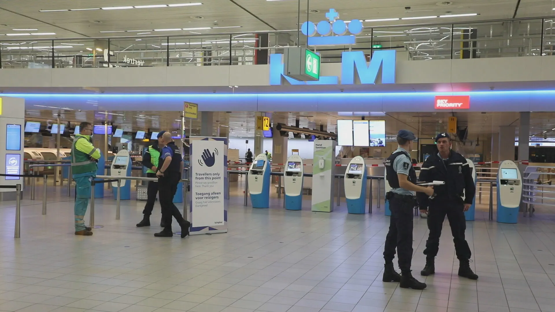 Marechaussee schiet man neer op Schiphol na bedreiging met mes