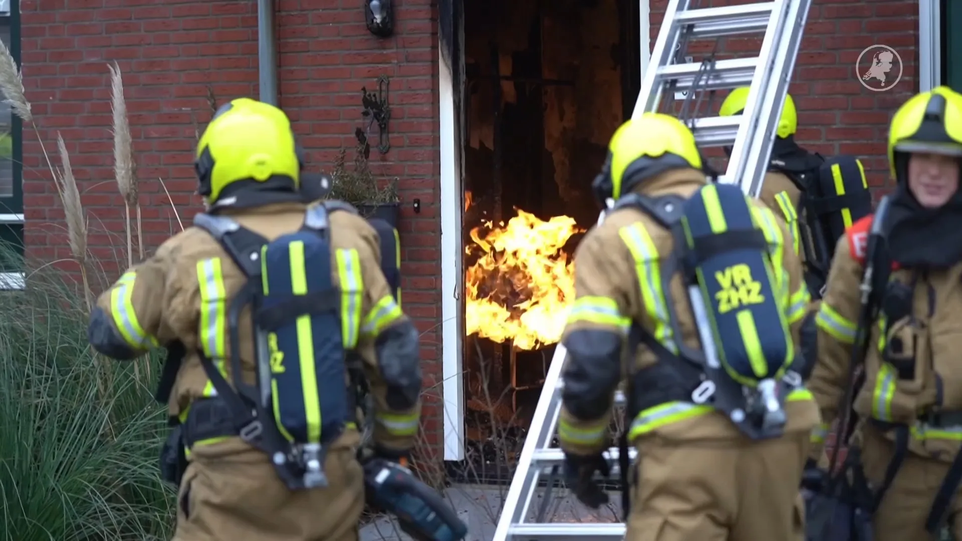 Drie woningen ontruimd wegens uitslaande woningbrand in Goudriaan
