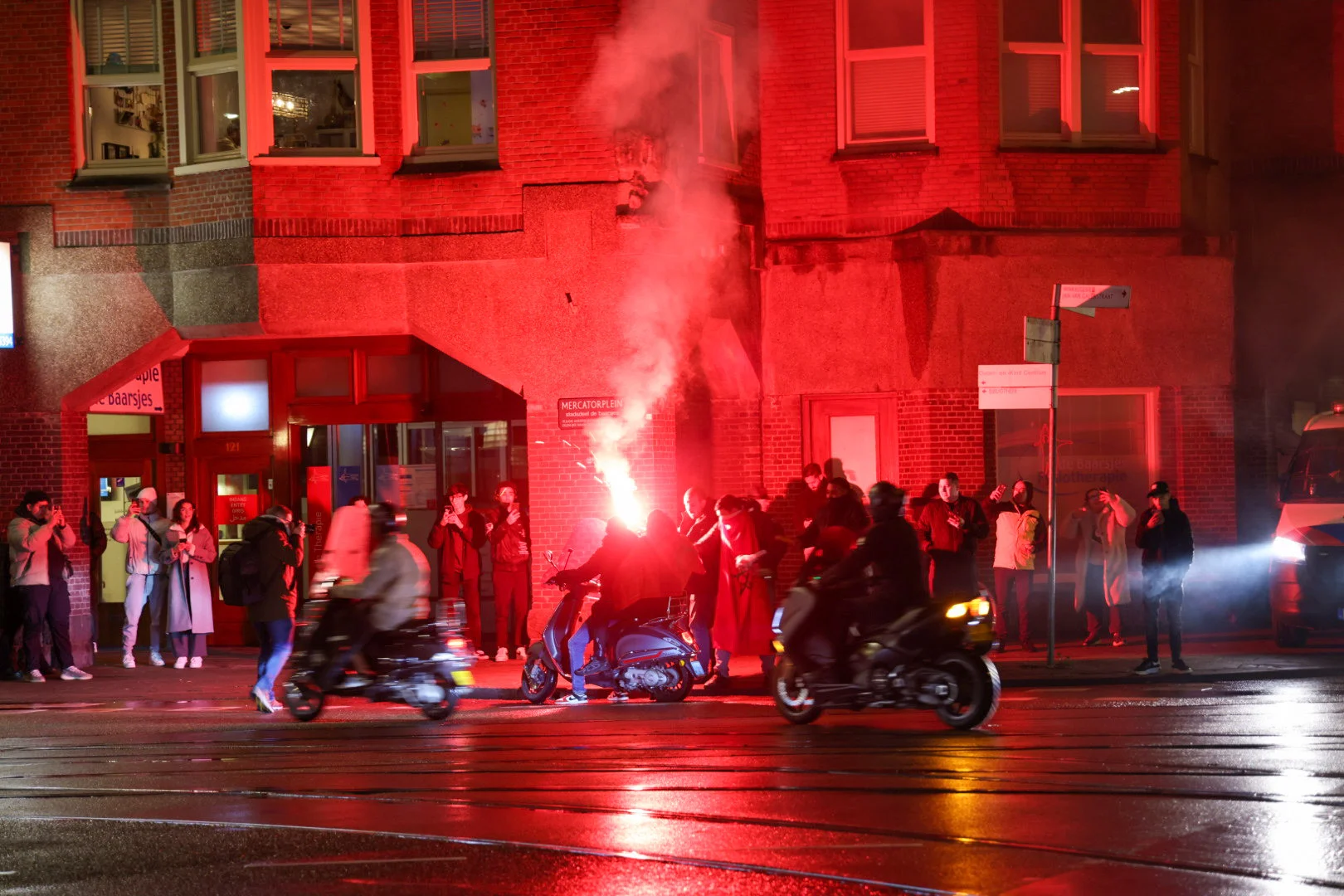 Feest na winst Marokko loopt uit de hand, politie grijpt in bij rellen in grote steden