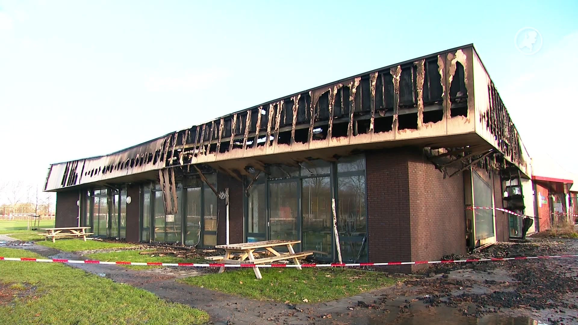 Ouders en kinderen in shock na verwoestende brand in basisschool: 'Zwaar om te zien' 
