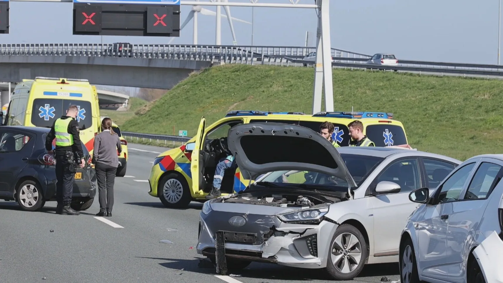 Files A4 door ongelukken, snelweg nog uren dicht na botsing 6 auto's