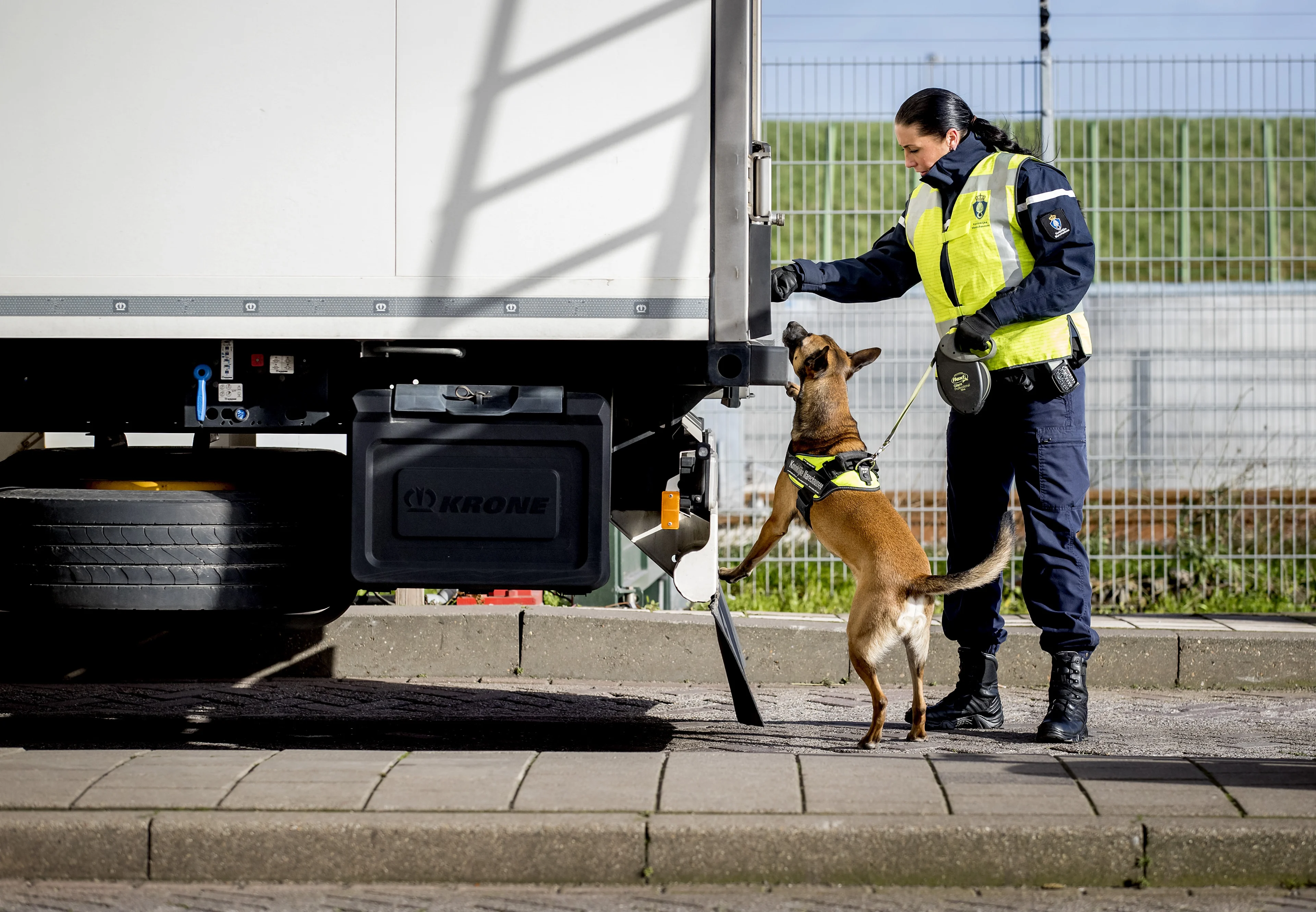 Marechaussee vindt 17 personen in koeltrailer, waaronder kinderen