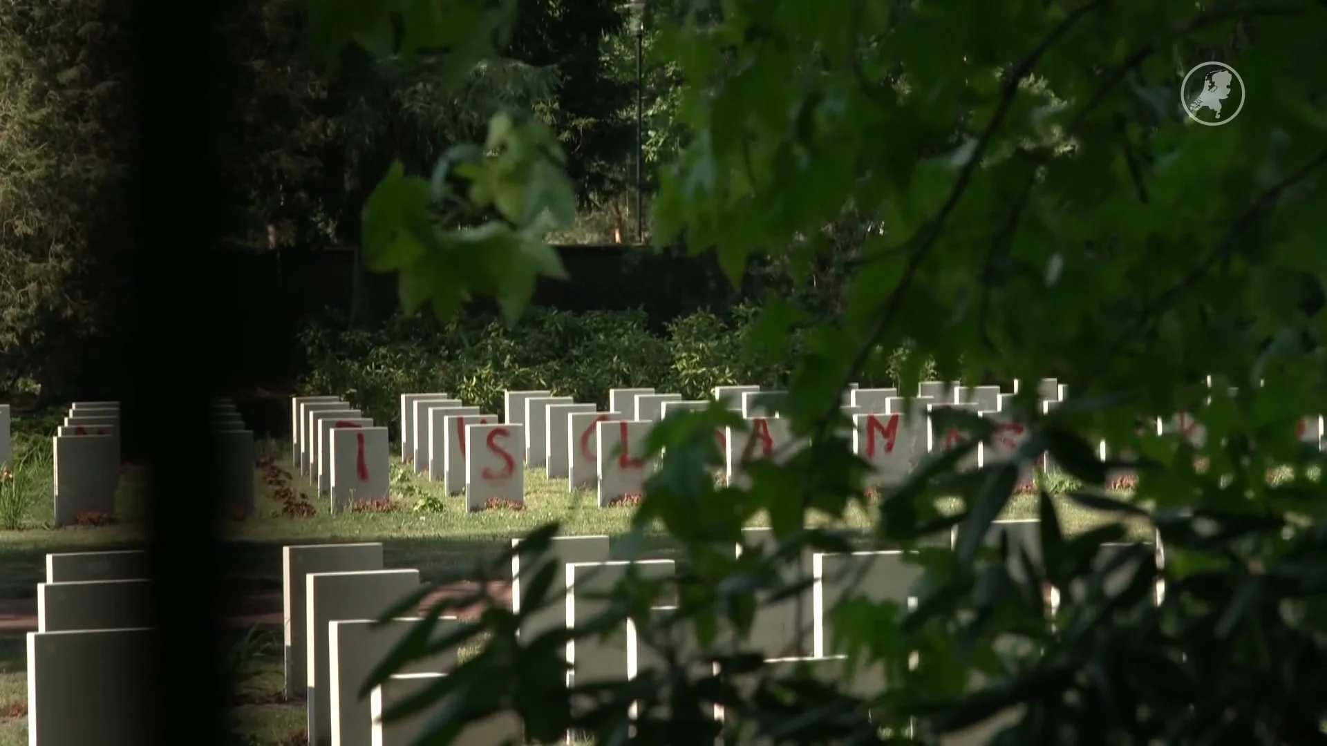 Sovjetgraven nabij Amersfoort beklad met leuzen