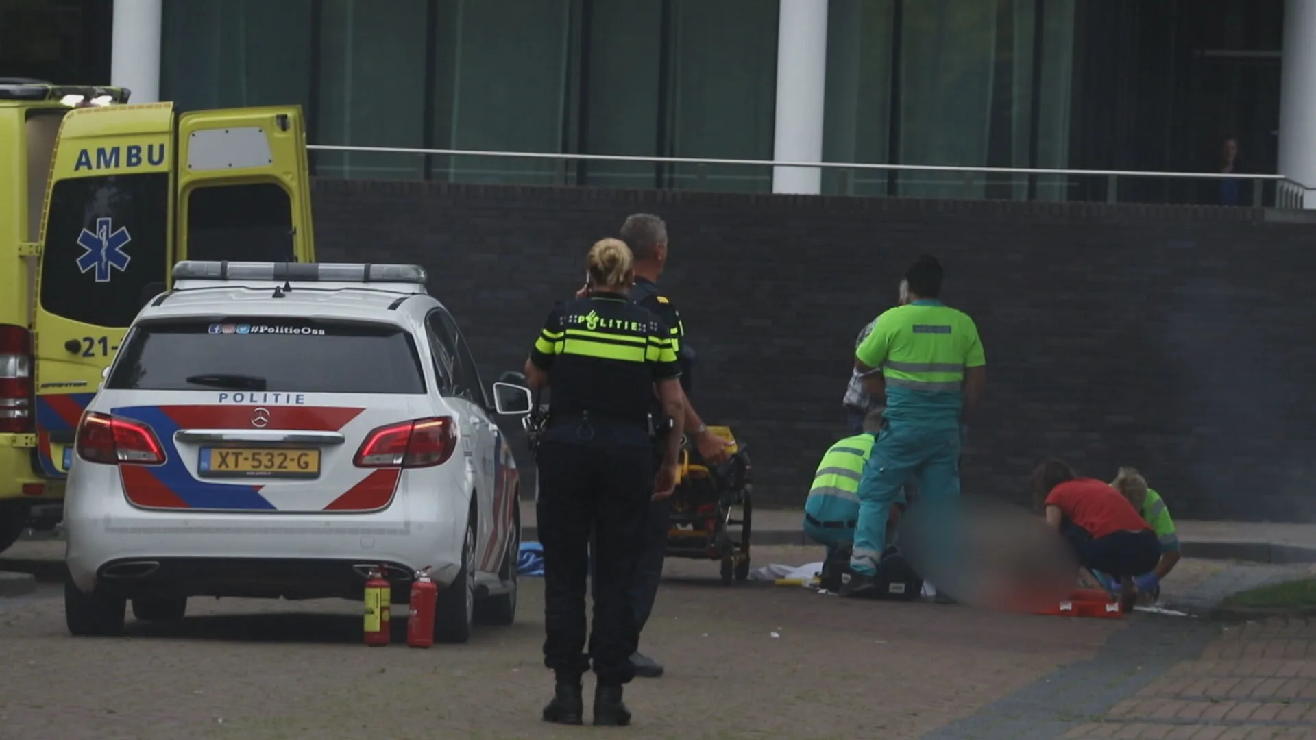 Dakloze man steekt zichzelf in brand voor gemeentehuis Oss