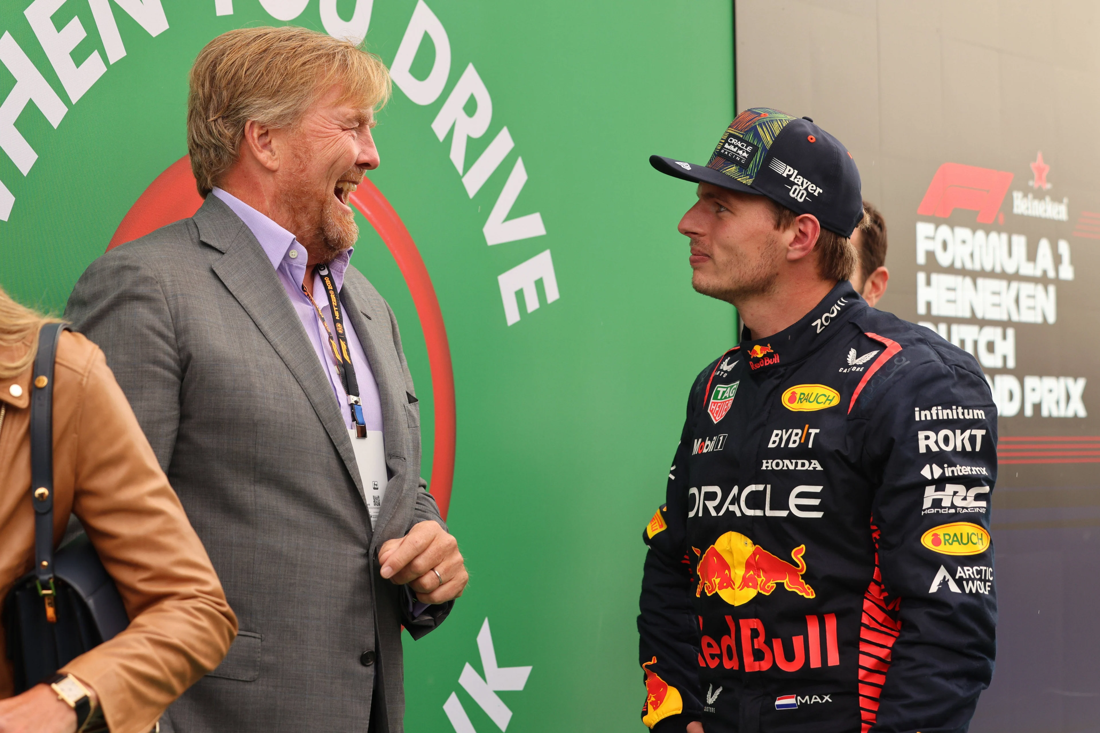 ZIEN: Koning fotobomt Hollywood-ster Steve Carell bij Grand Prix in Zandvoort