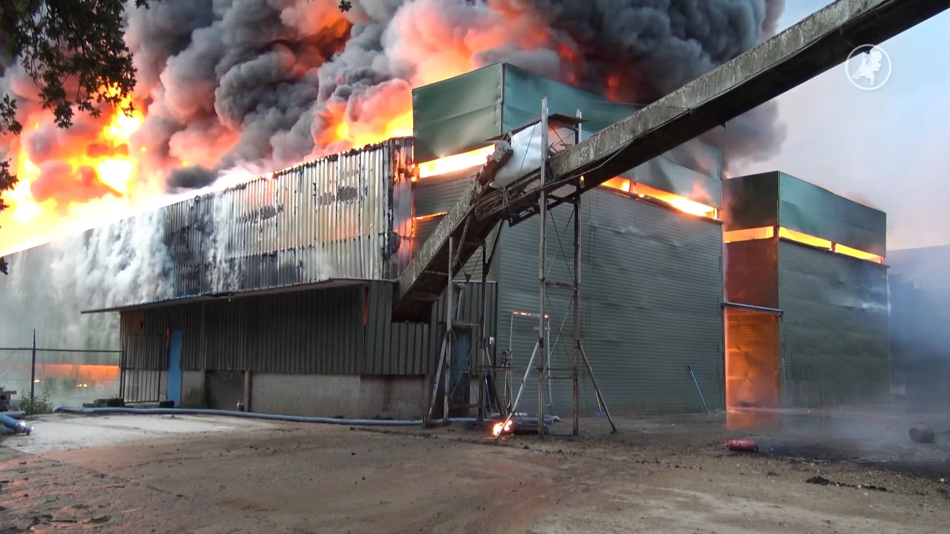 Zeer grote brand bij kippenhouderij in Heibloem