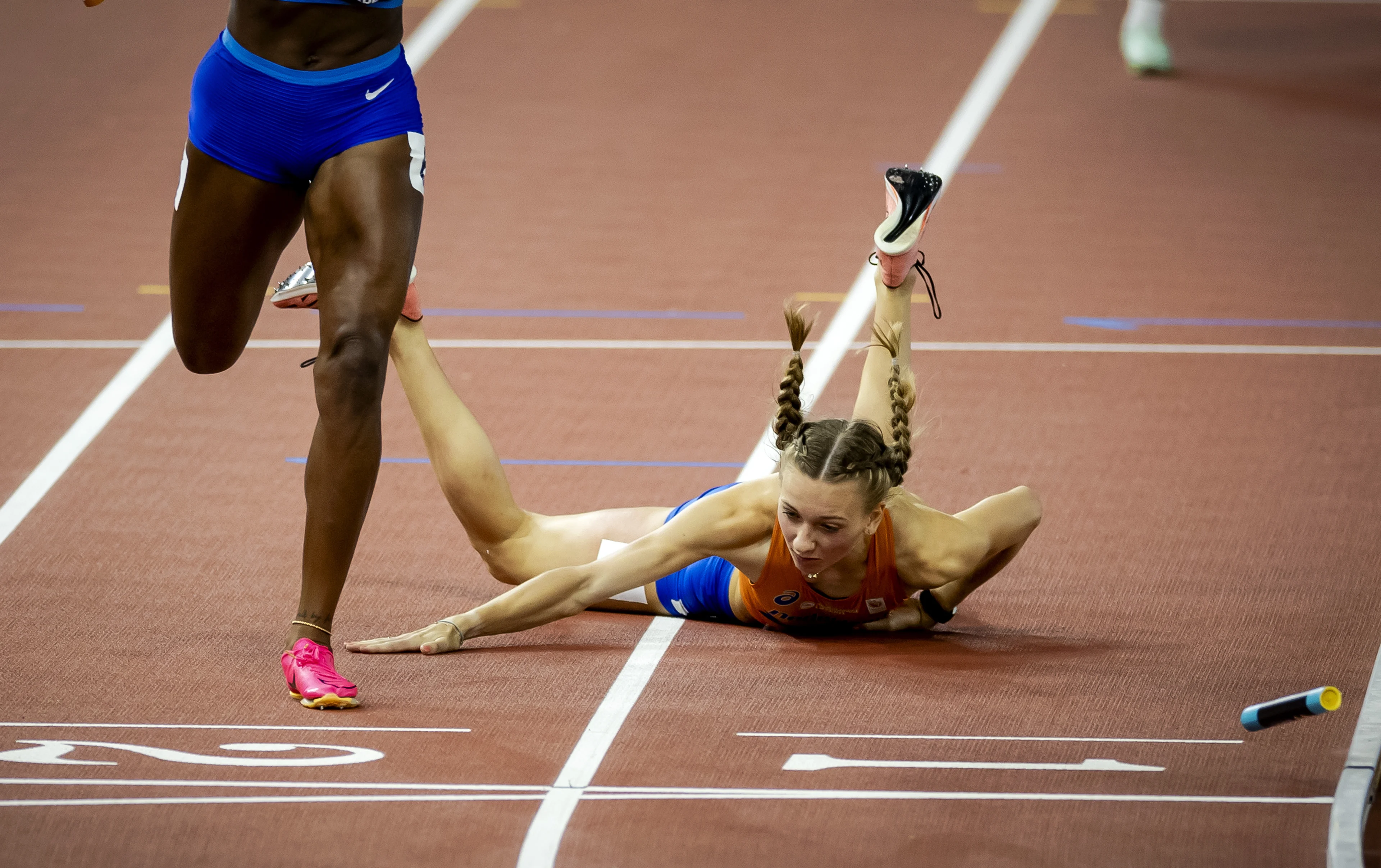Bizar: ook atlete Femke Bol in laatste meters voor finish estafette onderuit