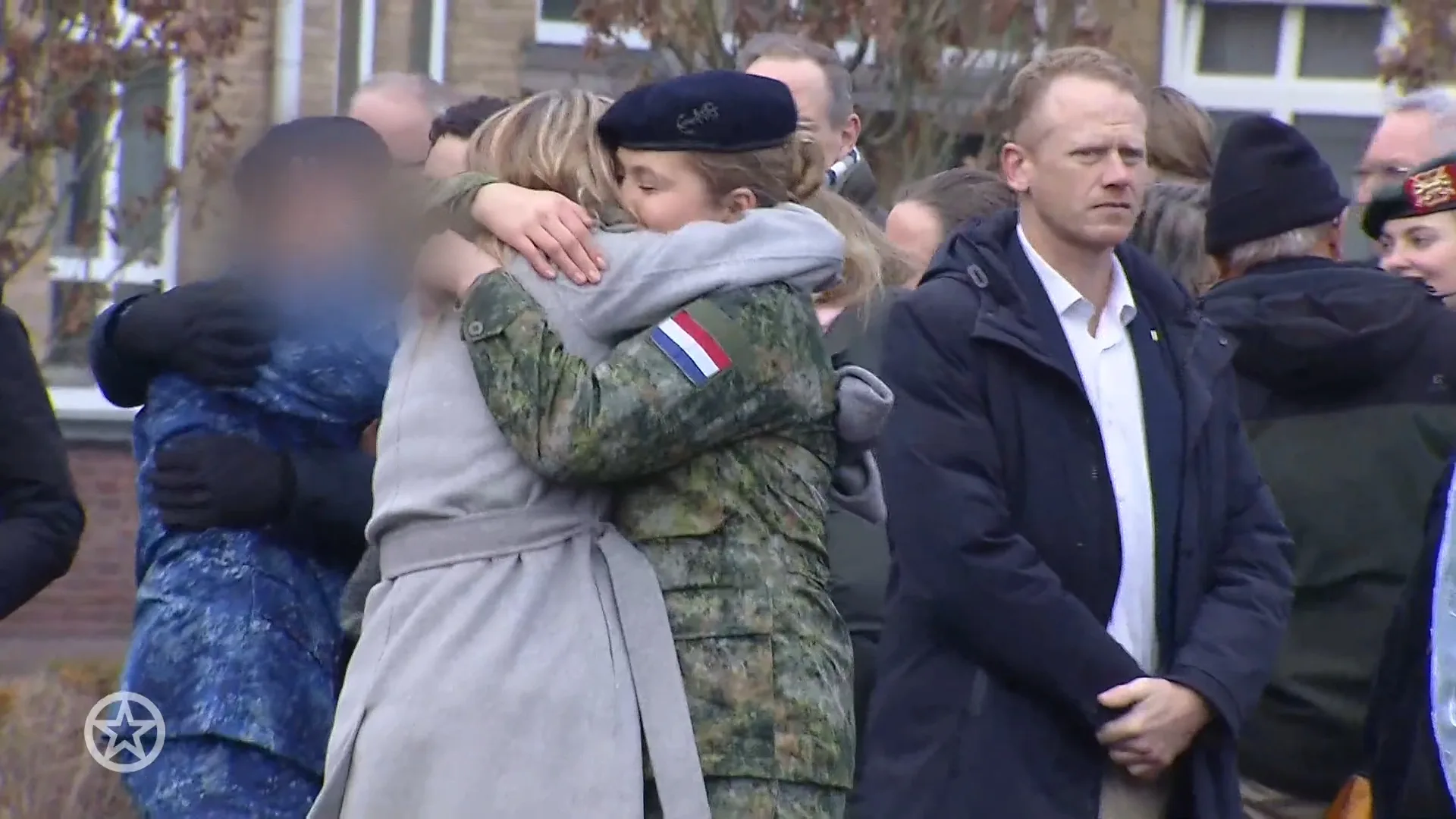 Máxima knuffelt Amalia na afronden Algemene Militaire Opleiding