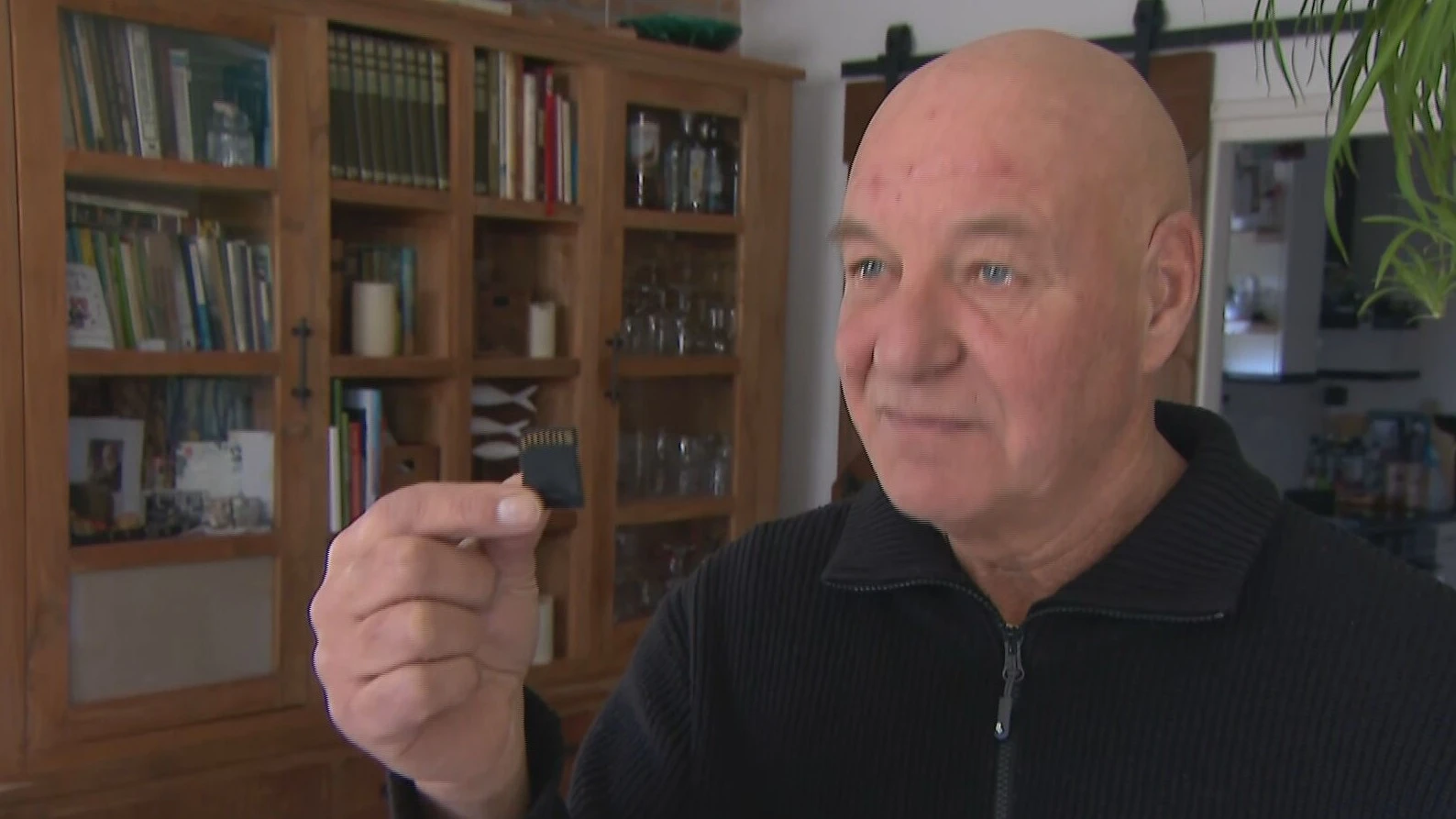 Camera duikt op na 12 jaar op bodem Veluwemeer, maar wie staat er op de foto's?