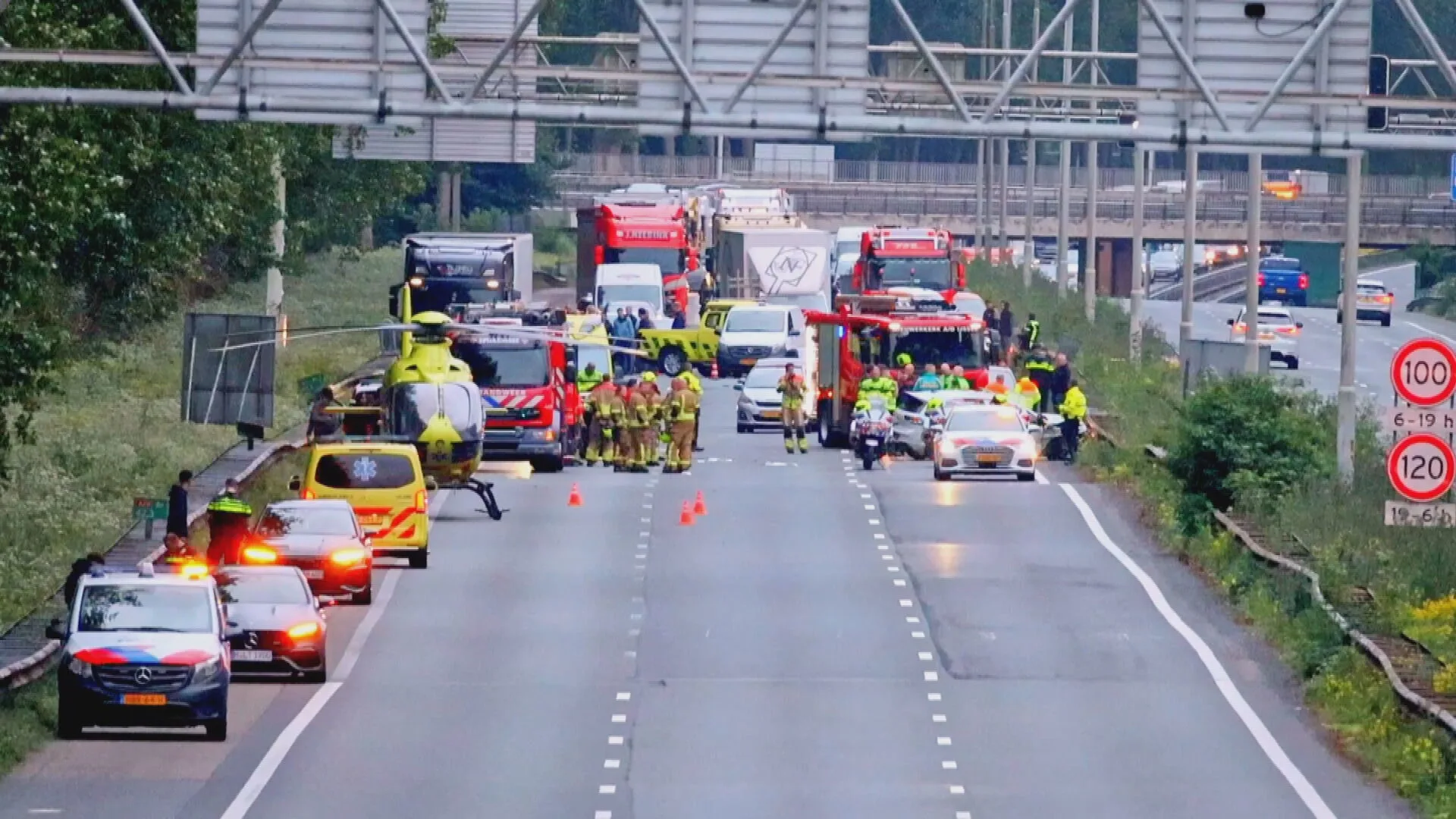 Zes gewonden bij ongeluk op A20, drie mensen aangehouden
