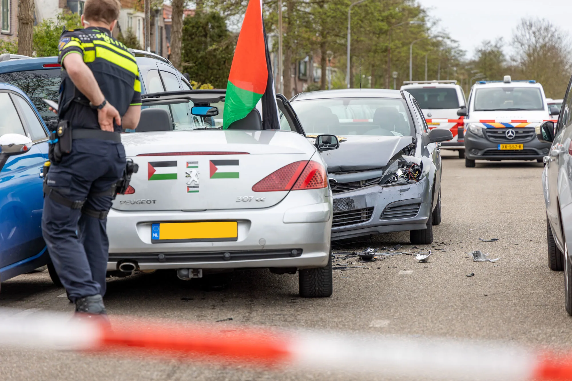Twee mensen gewond en schade aan auto's bij steekpartij in Haarlem