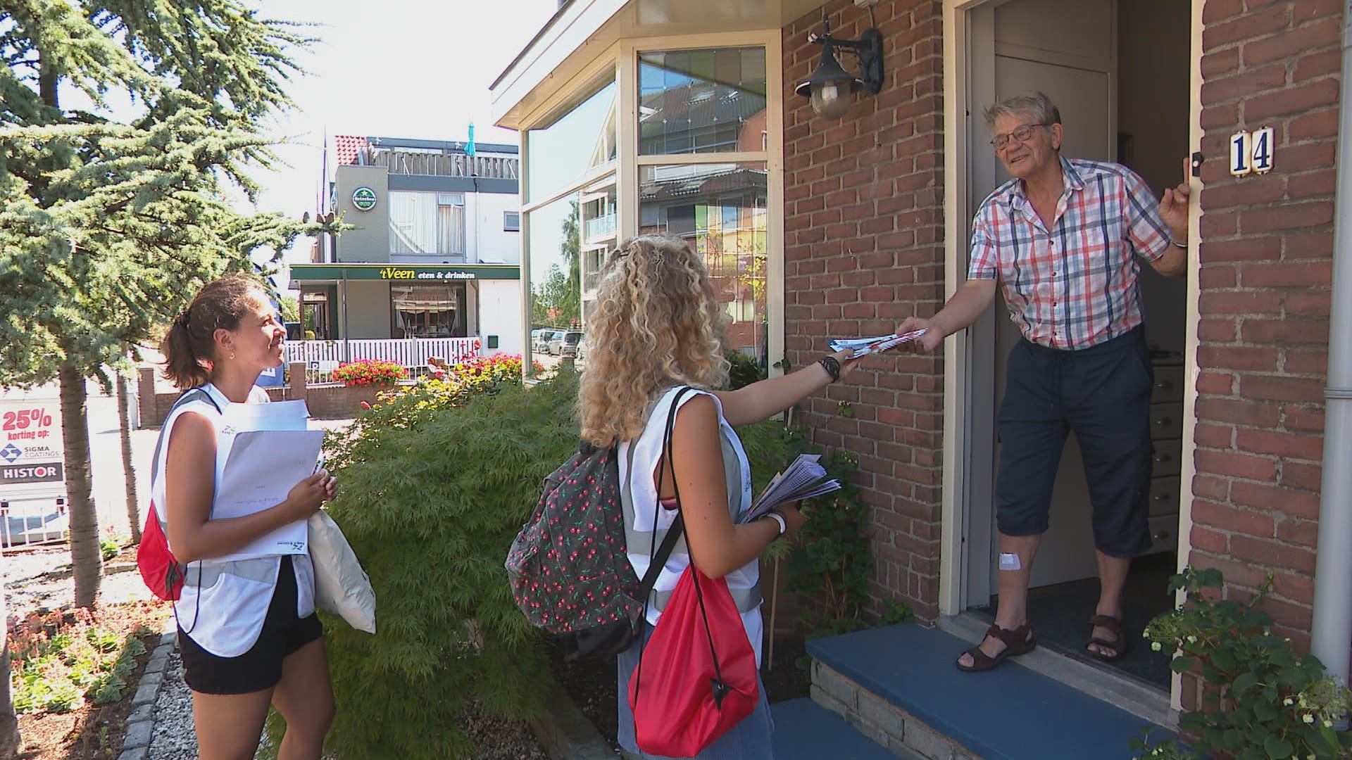 Vrijwilligers van het Rode Kruis checken hoe het met onze ouderen gaat