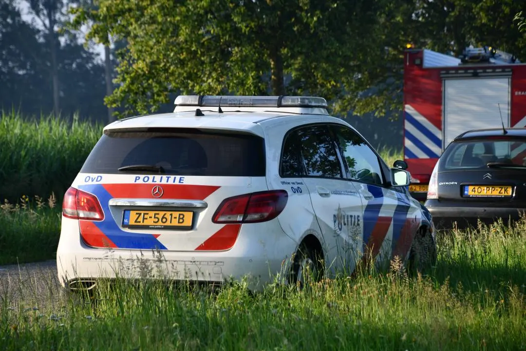 Inzittende van te water geraakte auto in Overslag overleden