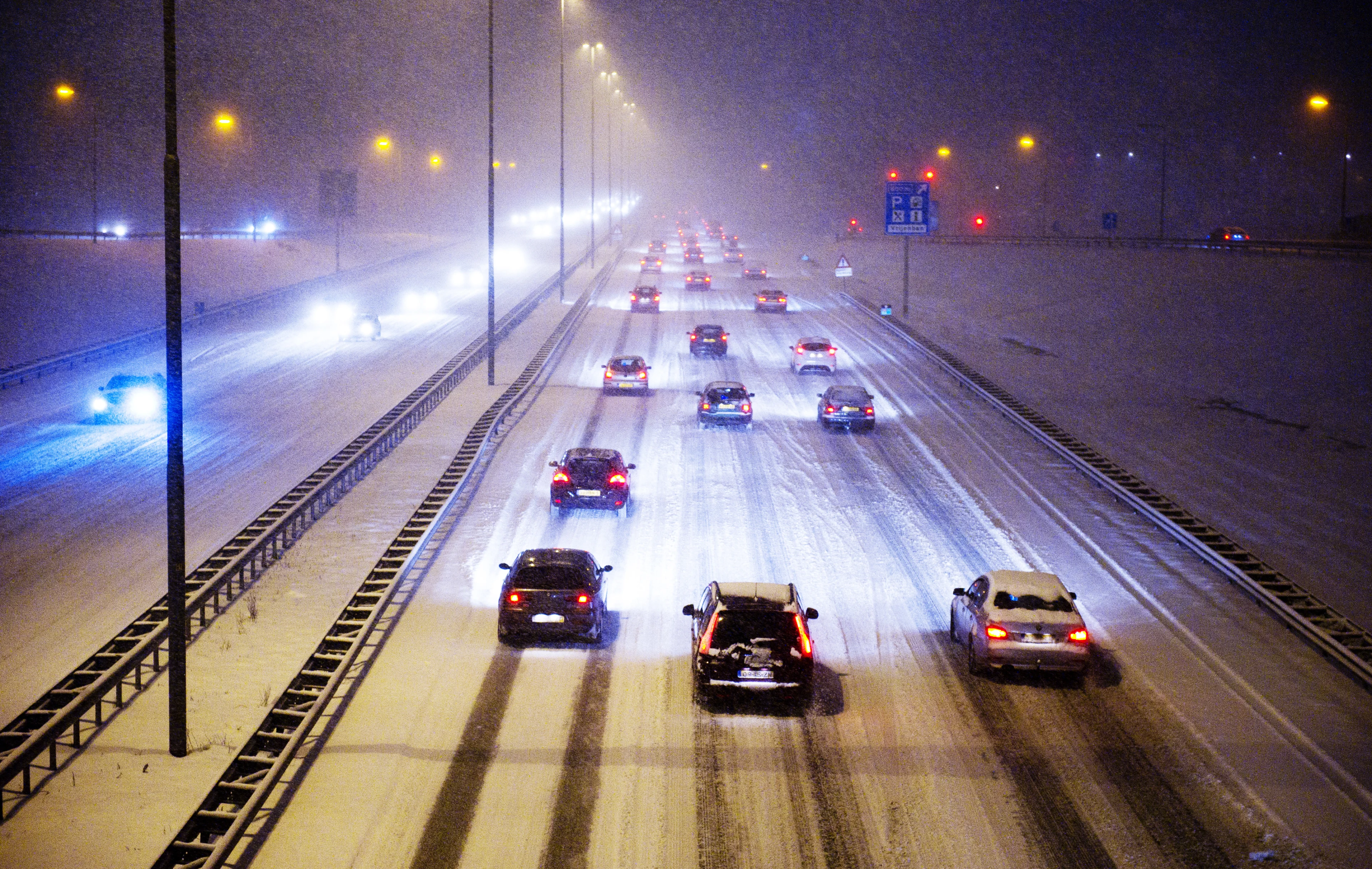 Nederland kleurt wit, ochtendspits verloopt rommelig