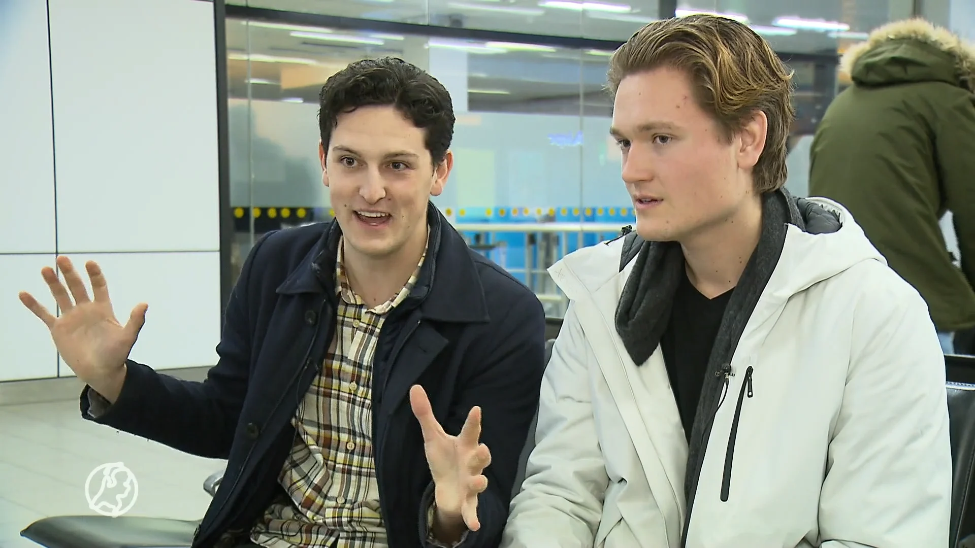 Kai en Sebastian 'wonen' dagenlang op Schiphol: 'Leven in Amsterdam hoeft niet duur te zijn!'