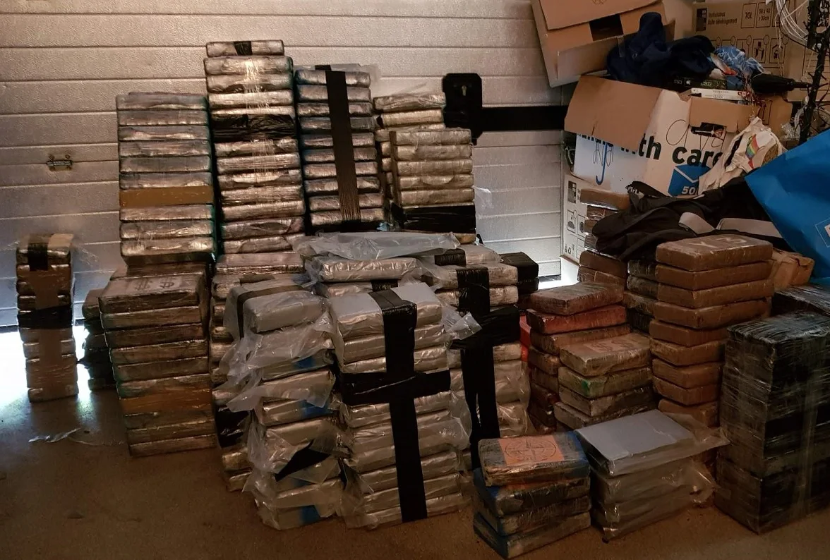 Politie ontdekt 3.000 kilo coke en elf miljoen cash in boerderij De Kwakel