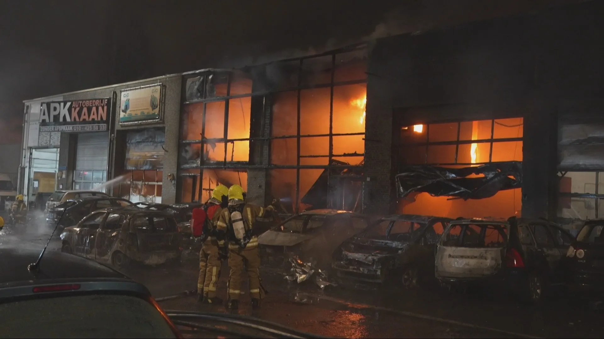 Grote brand bij autobedrijf in Rotterdam, meerdere auto's in vlammen op