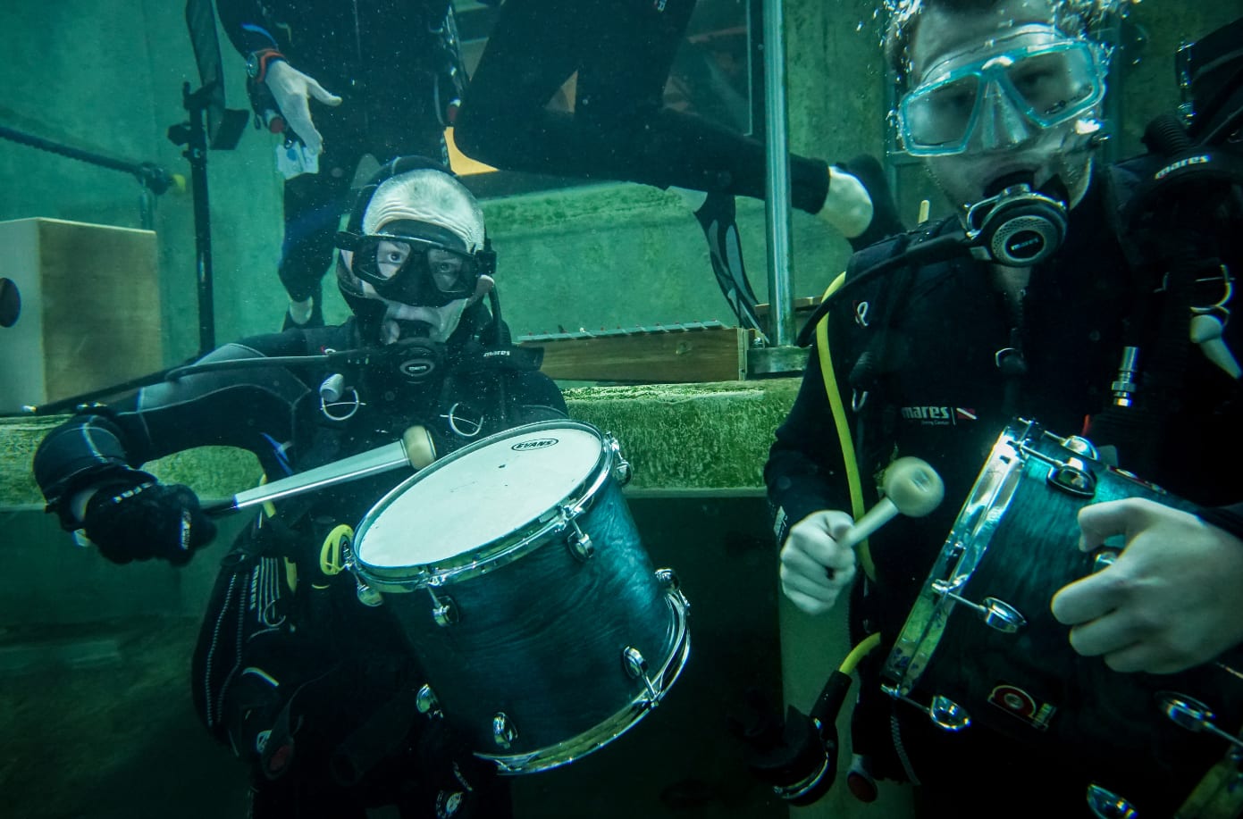 ZIEN: Jostiband speelt onderwaterconcert en hoopt op wereldrecord