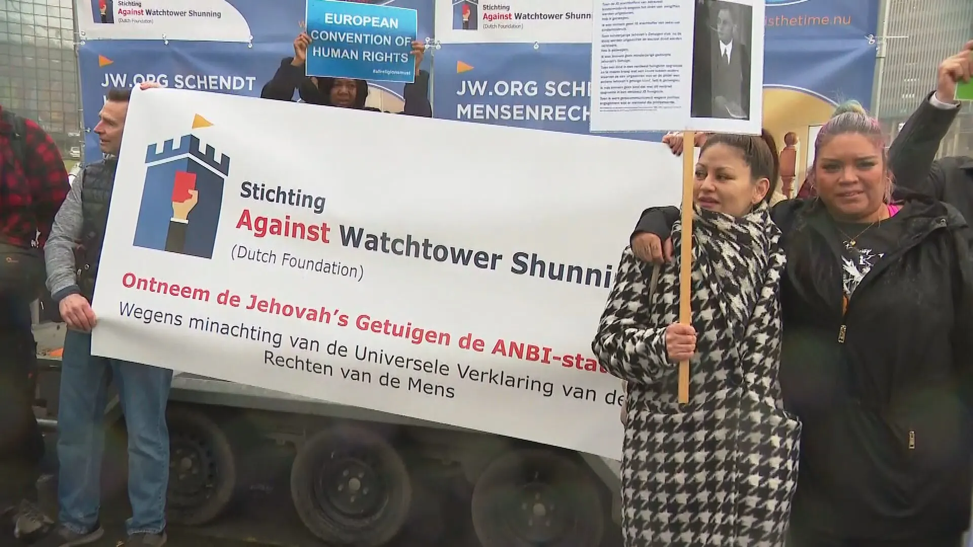 Protest bij congres Jehova's Getuigen: 'Levenslang trauma'