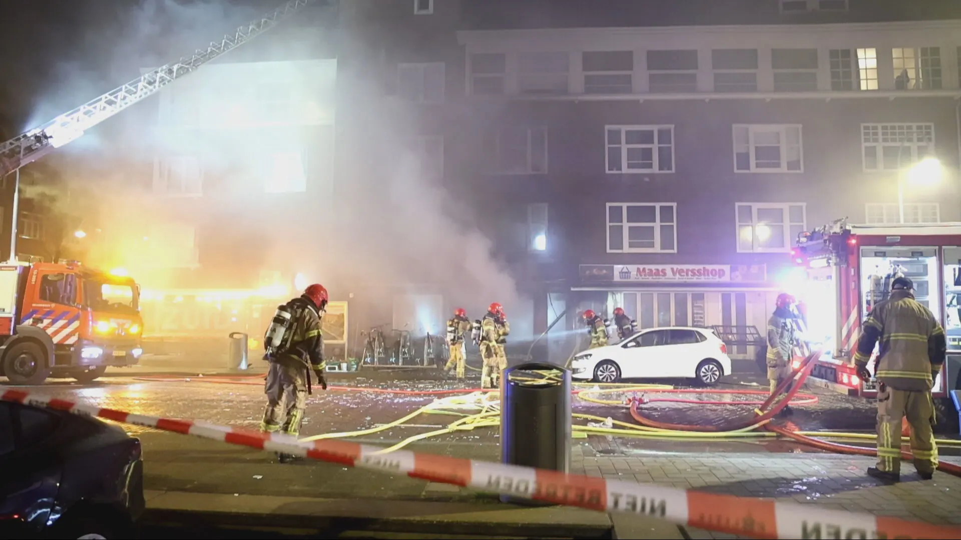 Omwonende naar ziekenhuis bij grote brand in Amsterdam