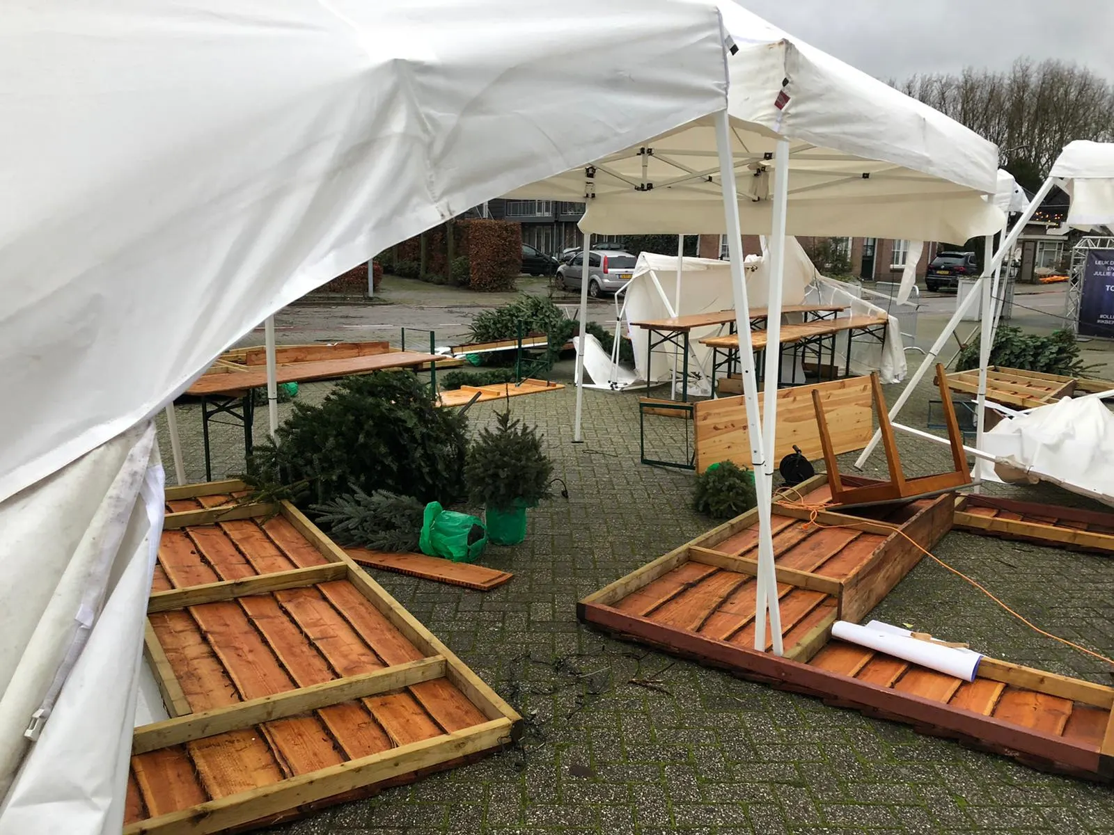 Oliebollen drive-in aan stukken gereten door storm Bella