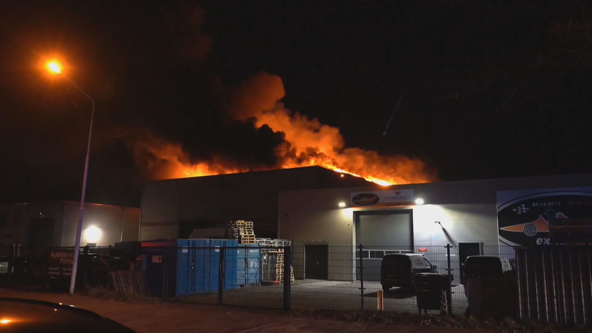 Vlammenzee verwoest bedrijfspand in Nijmegen: meerdere explosies gehoord