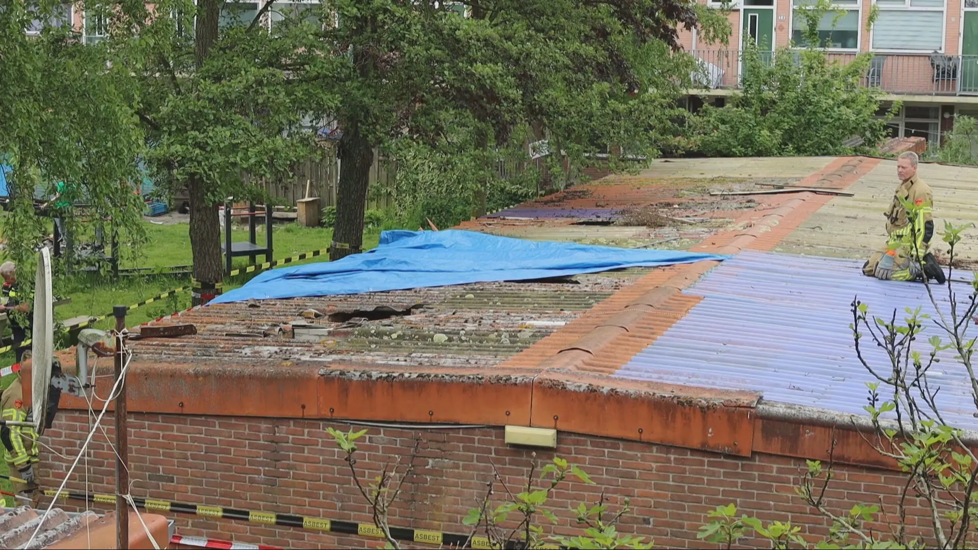 Vader en zoon zakken door dak in poging bal van schuurtje af te halen in Hillegom