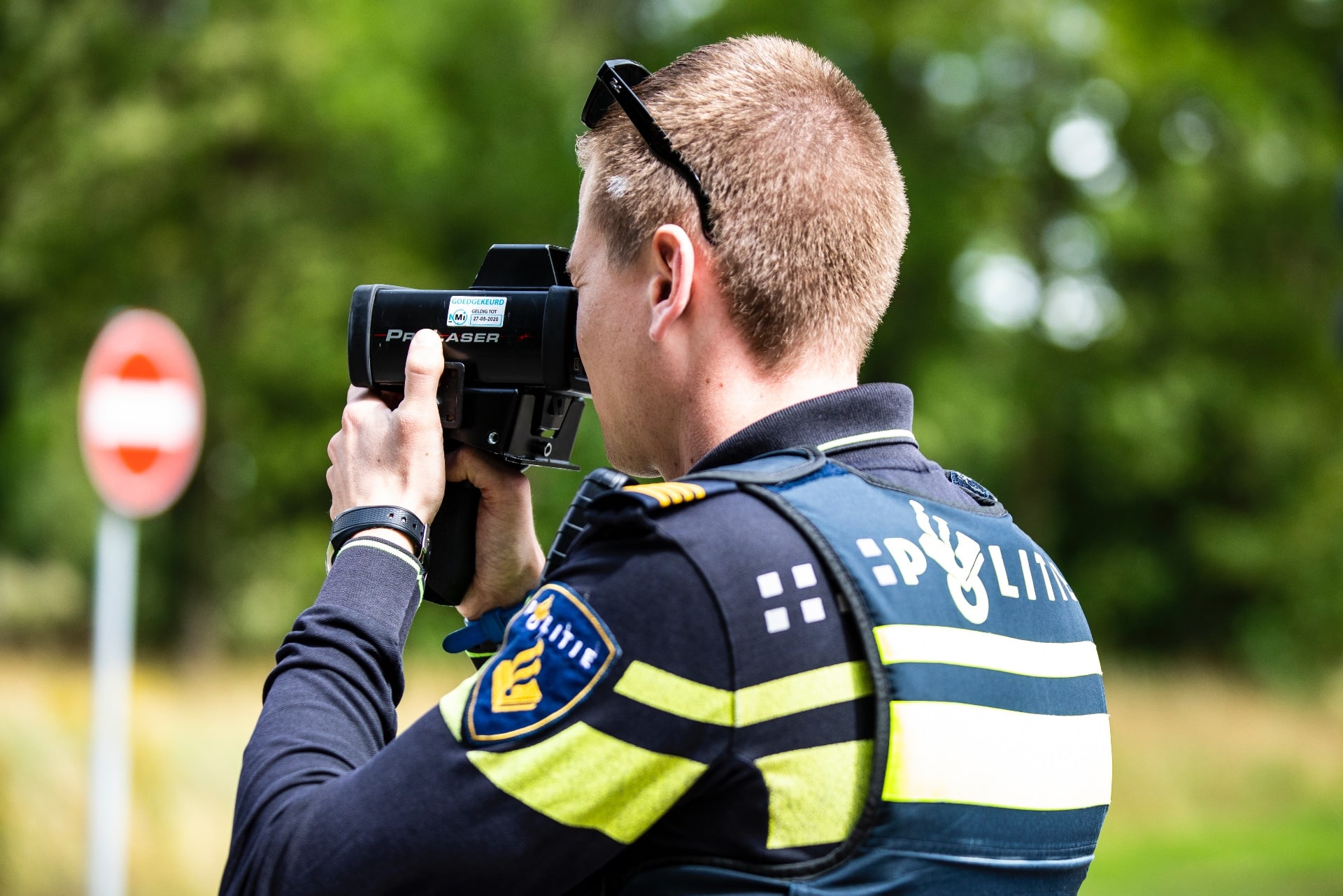 Gehaaste pakketbezorger racet door Boxtel en moet zijn busje achterlaten