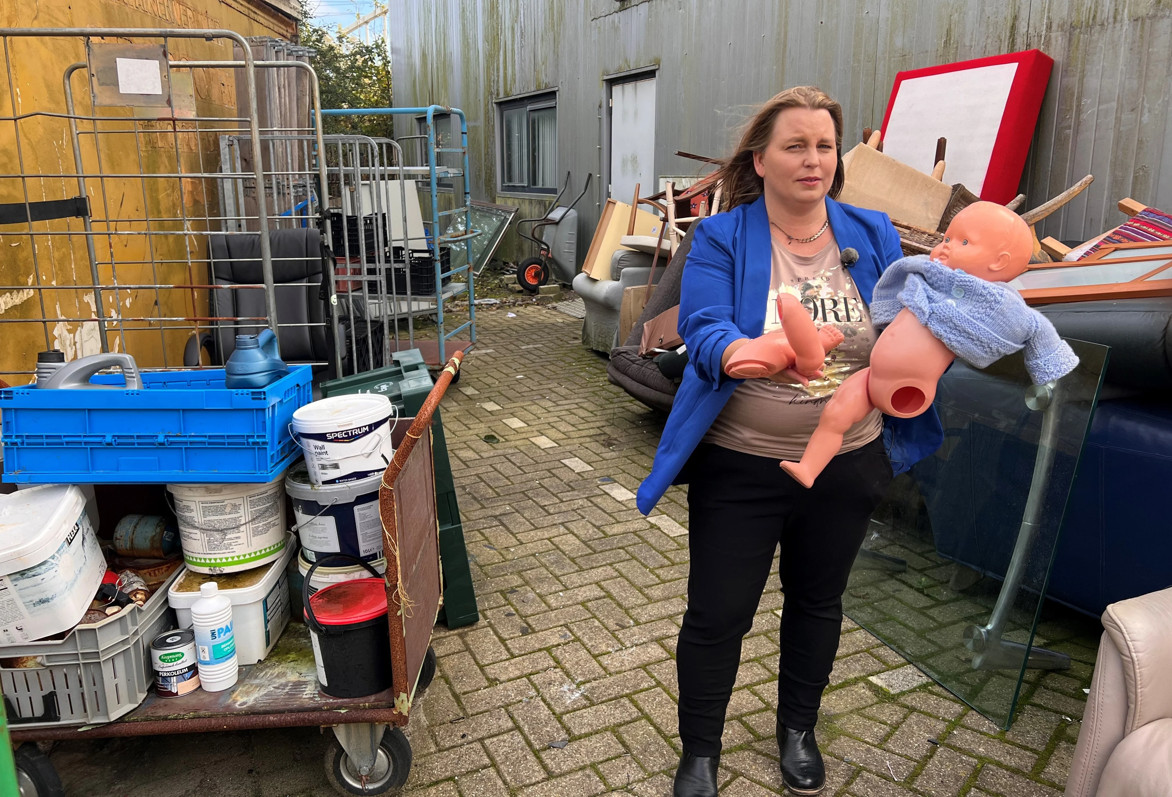 Steeds meer troep gedumpt bij kringloopwinkels: 'Ik greep zelfs een keer in vies maandverband'