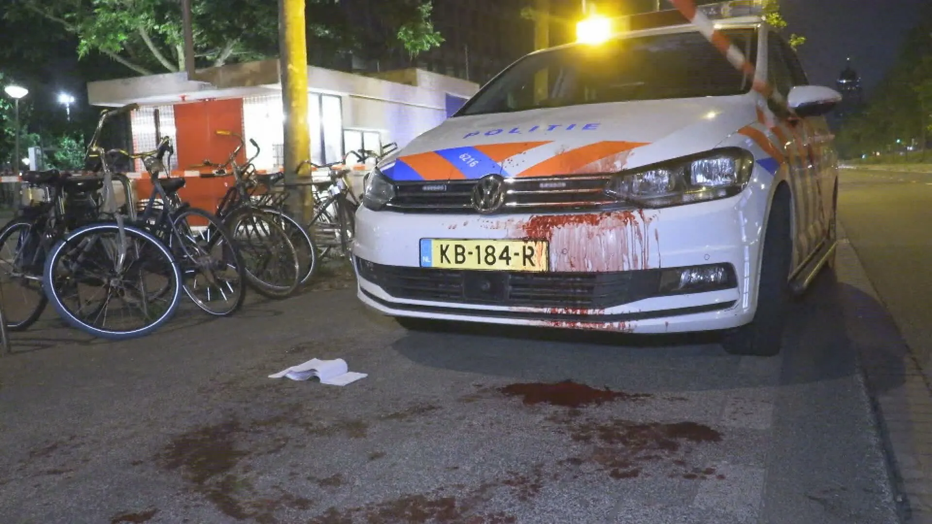 Man gewond na schietpartij Amsterdam, politieauto onder het bloed