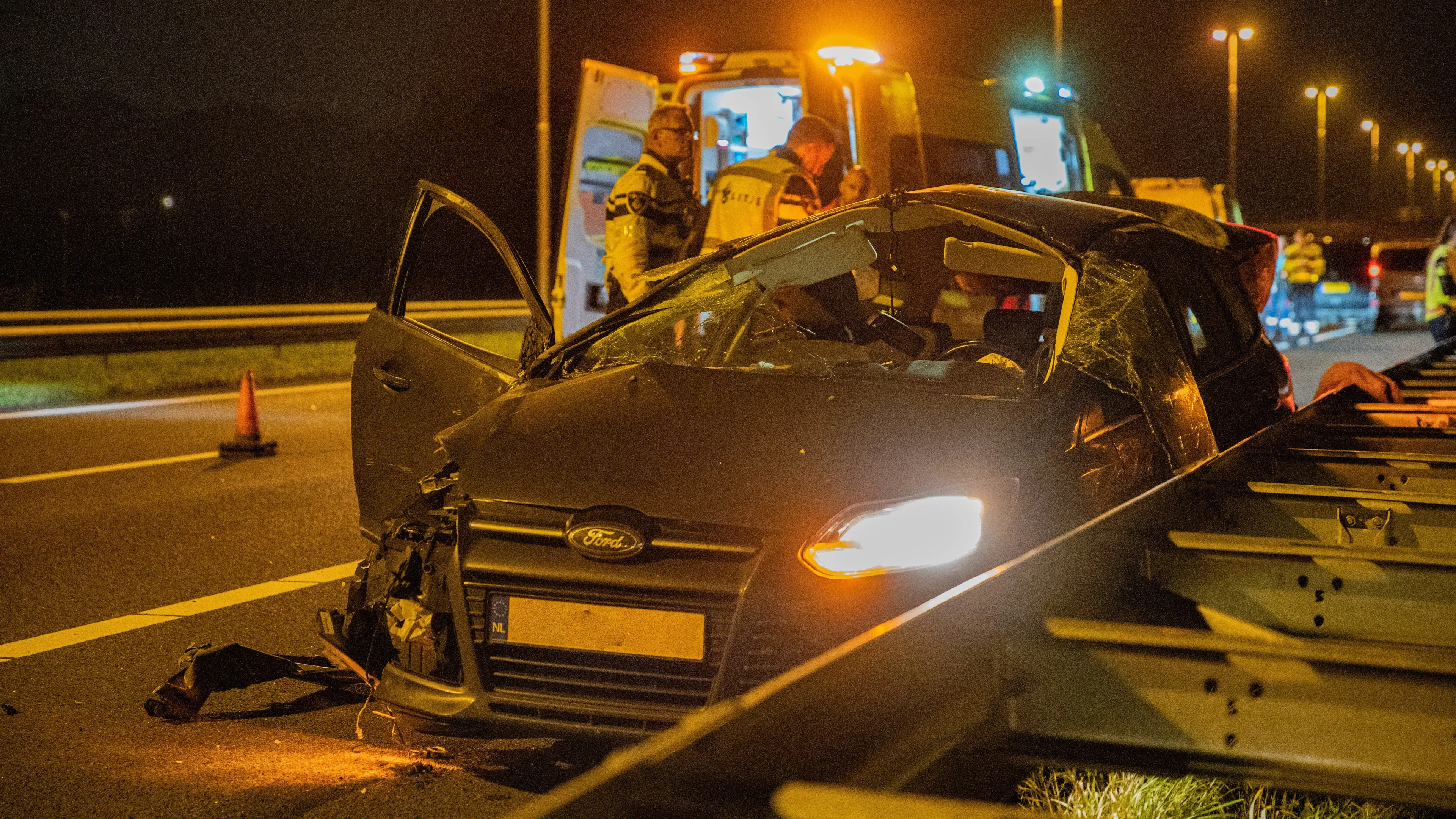 Vijf jongeren (zwaar)gewond na heftige crash op A50