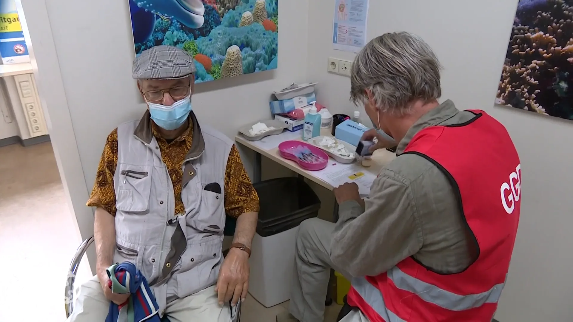 Animo voor boosterprik flink gekelderd, Nederland lijkt klaar met corona