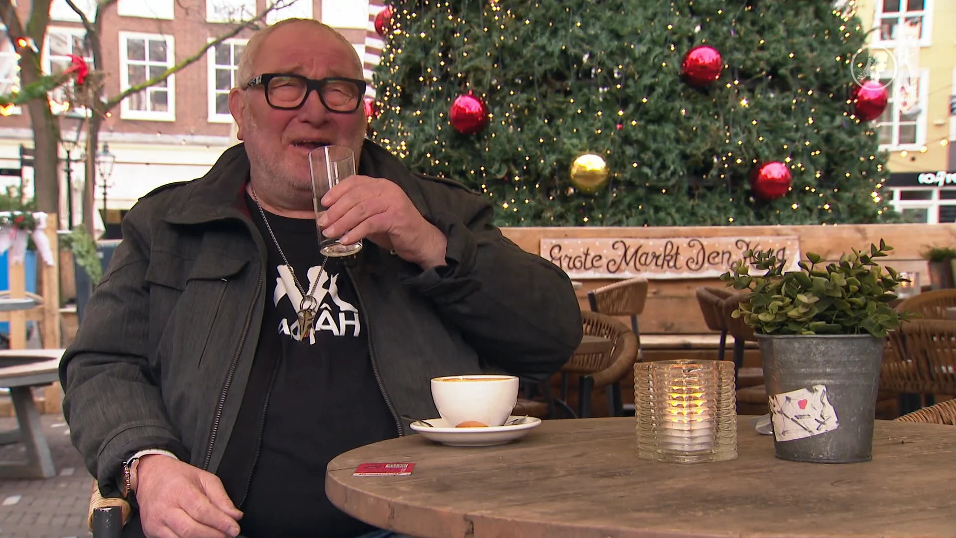 Duizenden nemen op indrukwekkende wijze afscheid van markante René Bom (66)