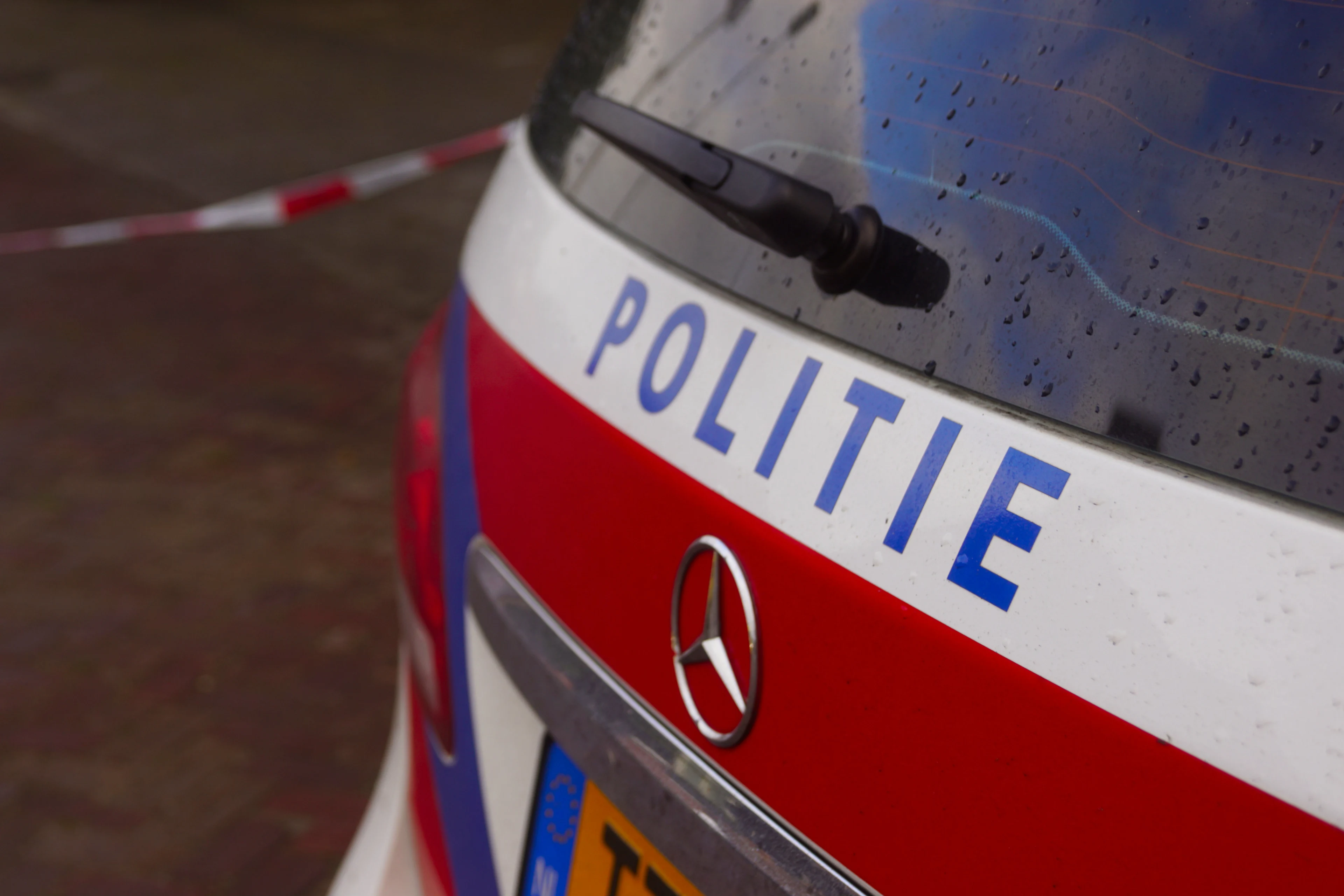 Automobilist overlijdt na botsing met monument in Groningen