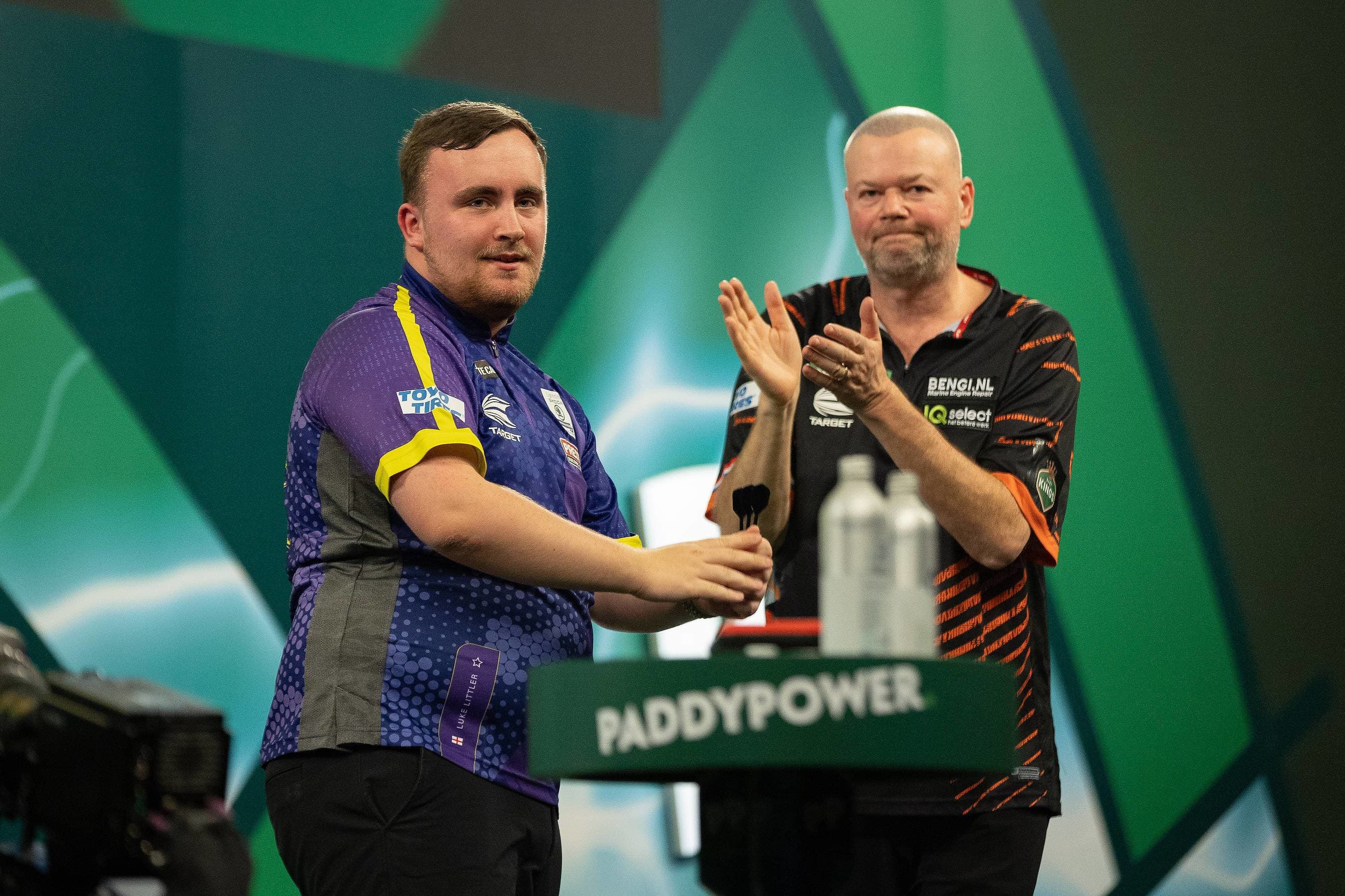 Van Barneveld ligt eruit bij WK darts na verlies van 16-jarige Littler: 'Even van bijkomen'