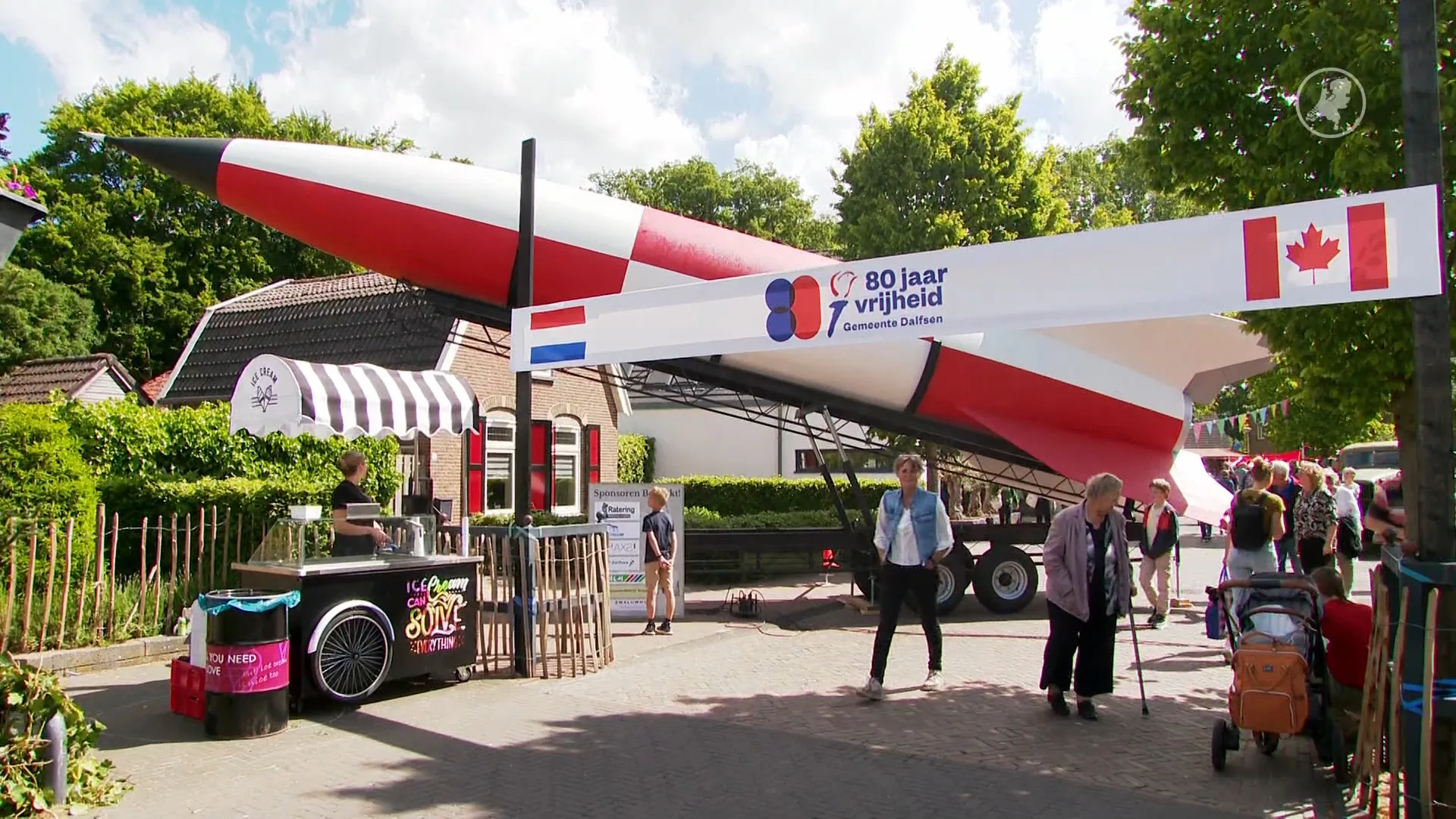 Vijf mannen bouwen reusachtige V2-raket uit WO2 voor dorpsfeest