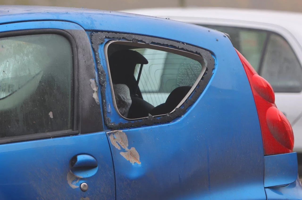 Explosie bij auto waar moeder en kind in zitten, auto raakt beschadigd