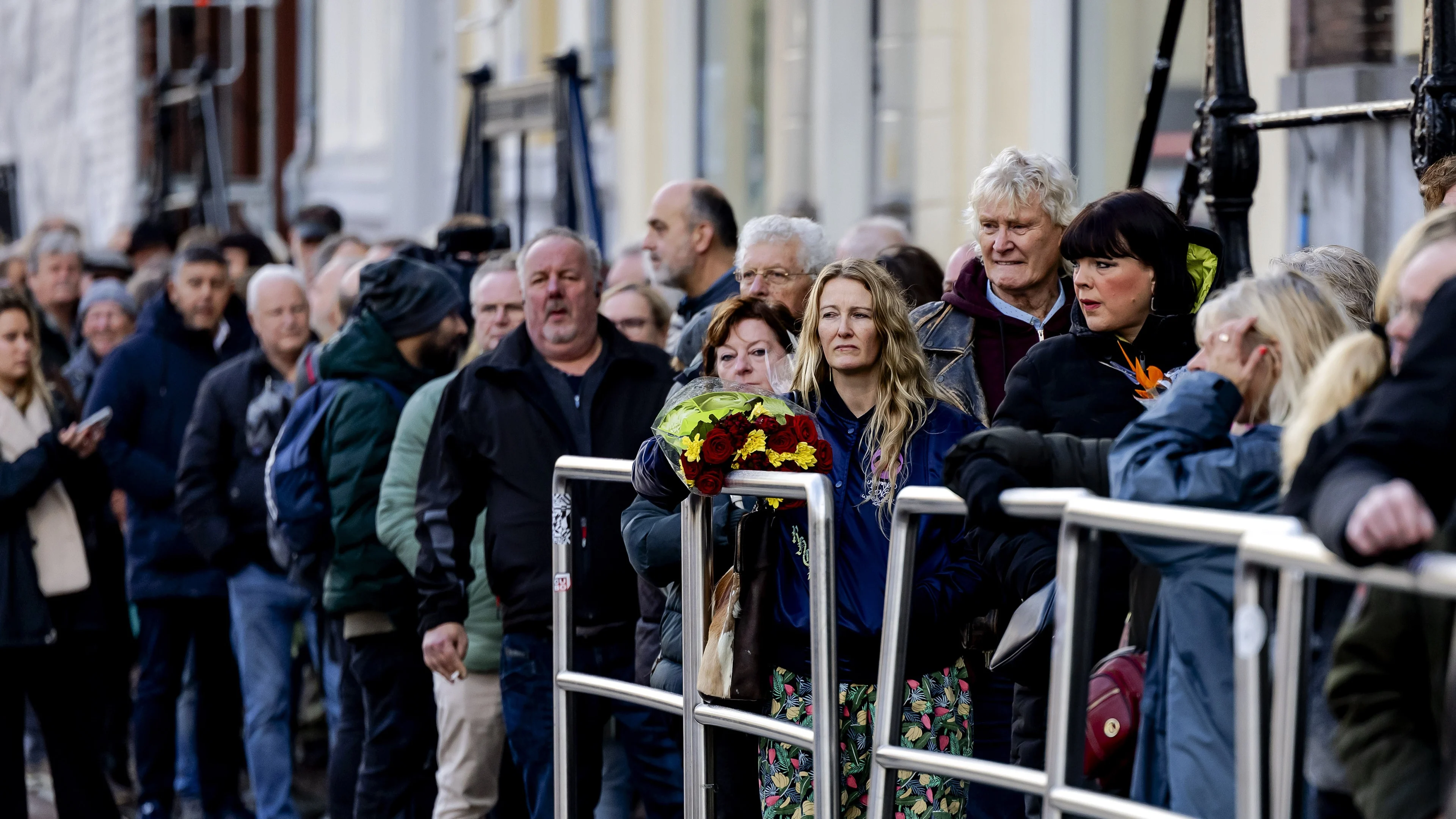 Duizenden nemen op indrukwekkende wijze afscheid van markante René Bom (66)