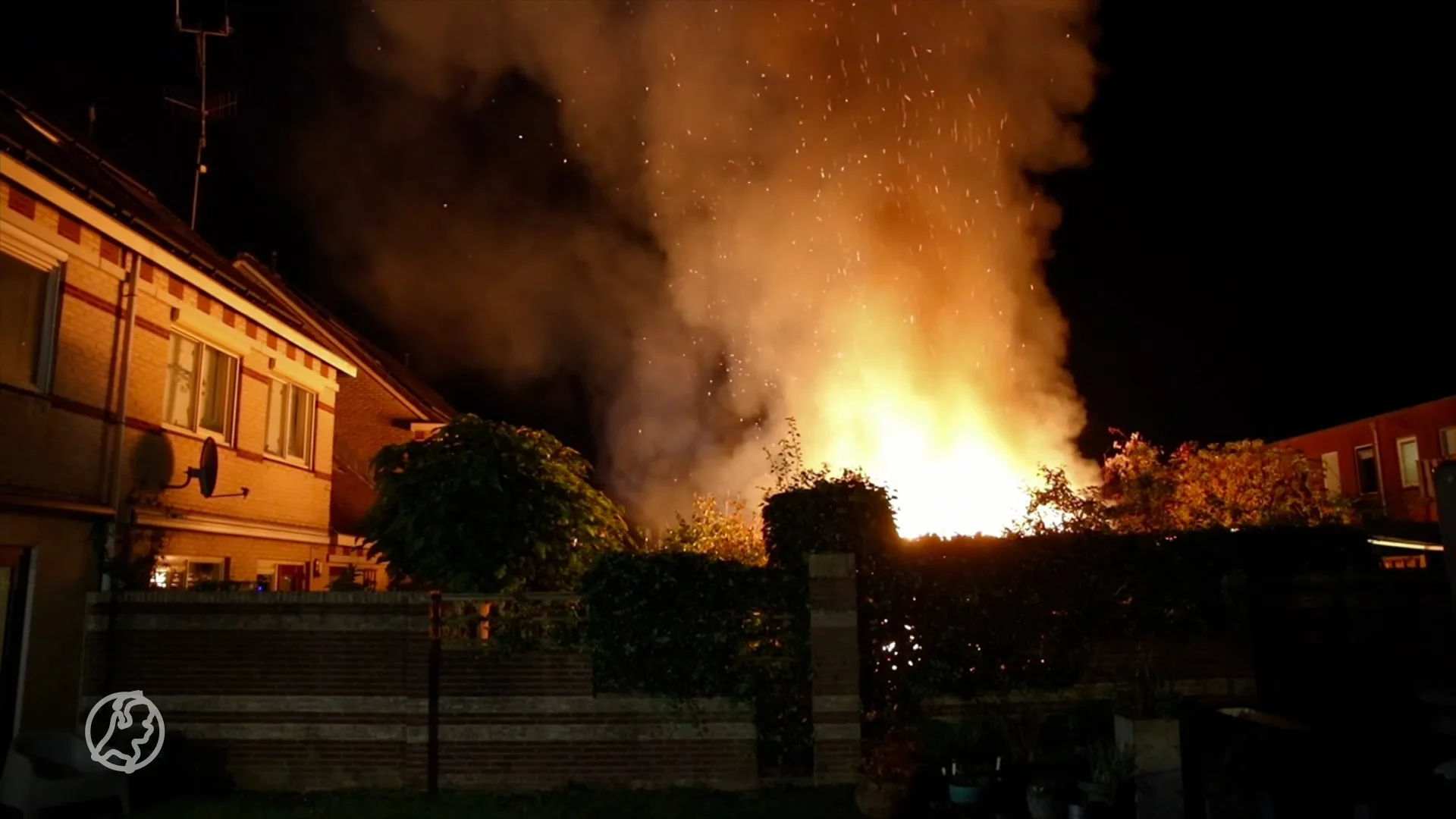 Explosies en vlammenzee doen bewoners in Apeldoorn opschrikken, schuren en woning geraakt