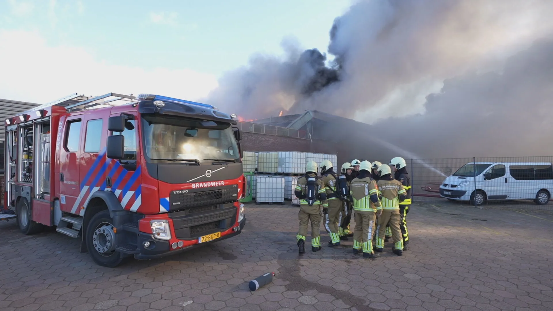 Vrees voor dode arbeidsmigranten bij brand in Werkendam, pand op instorten
