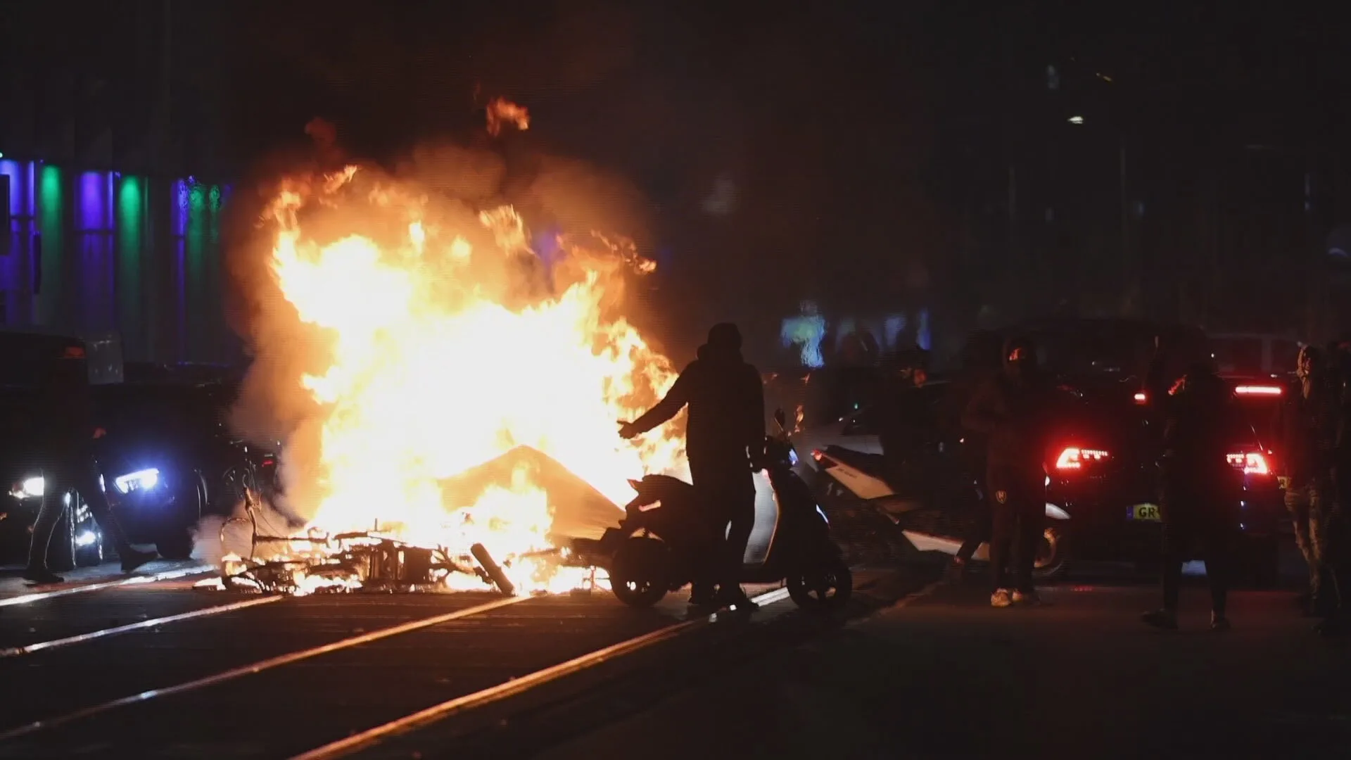 Politiebond vreest na eerste avondklok-weekend voor dagen of weken van rellen