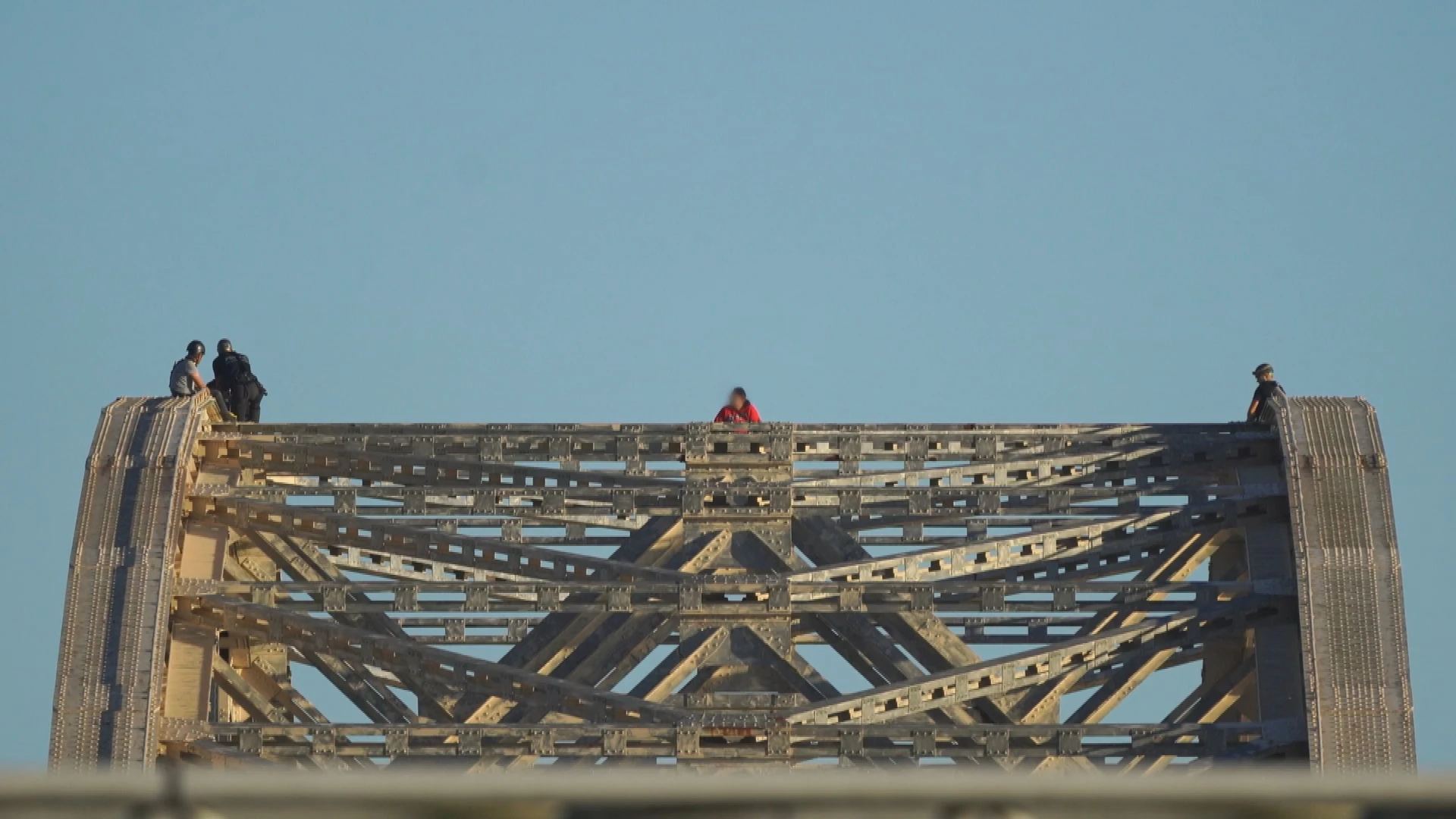 Persoon klimt op Waalbrug in Nijmegen en blijft urenlang op de top zitten