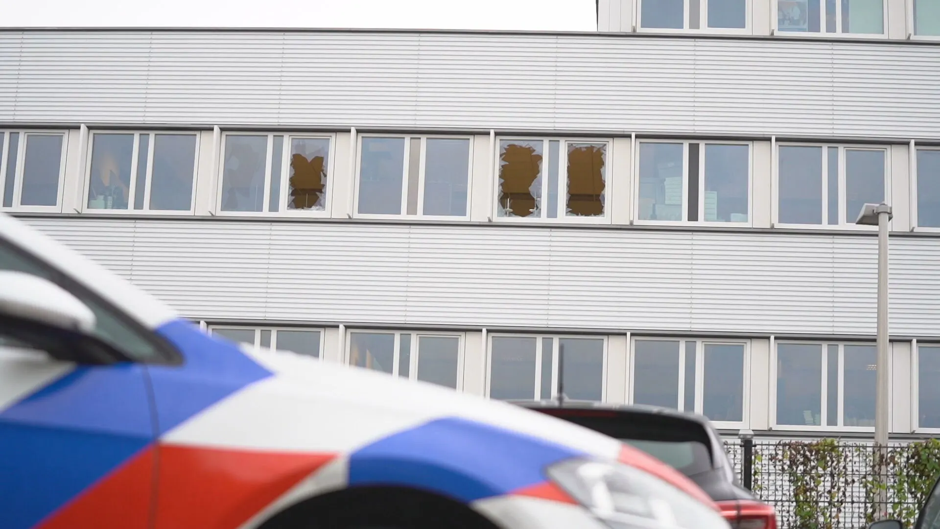 Leerling (15) flipt en gooit flessen met chemische stoffen door lokaal: drie gewonden